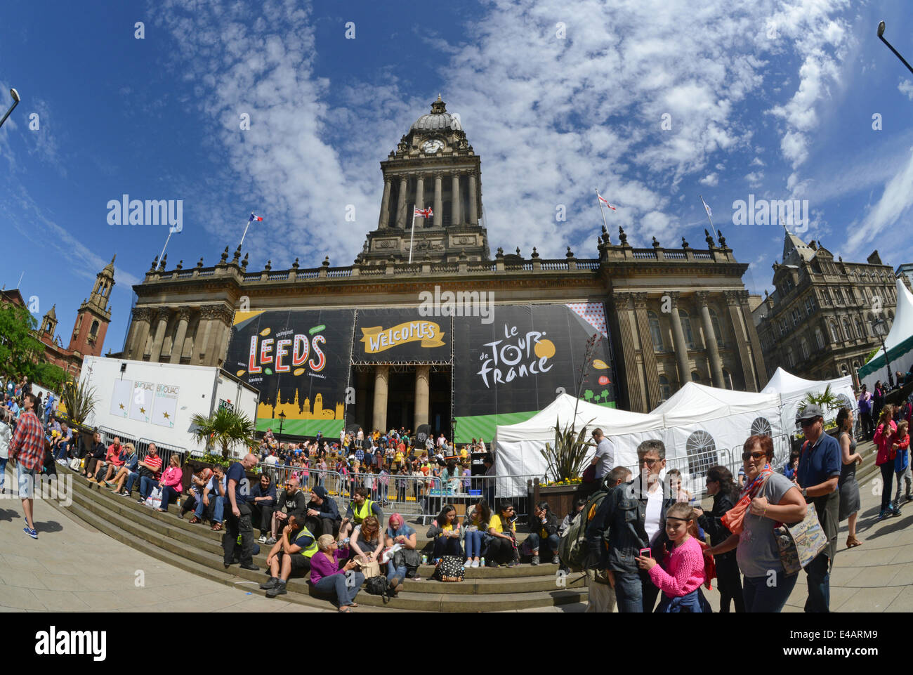 Zuschauern den Start der Tour de France auf den Stufen des Leeds Rathaus Yorkshire, Vereinigtes Königreich Stockfoto