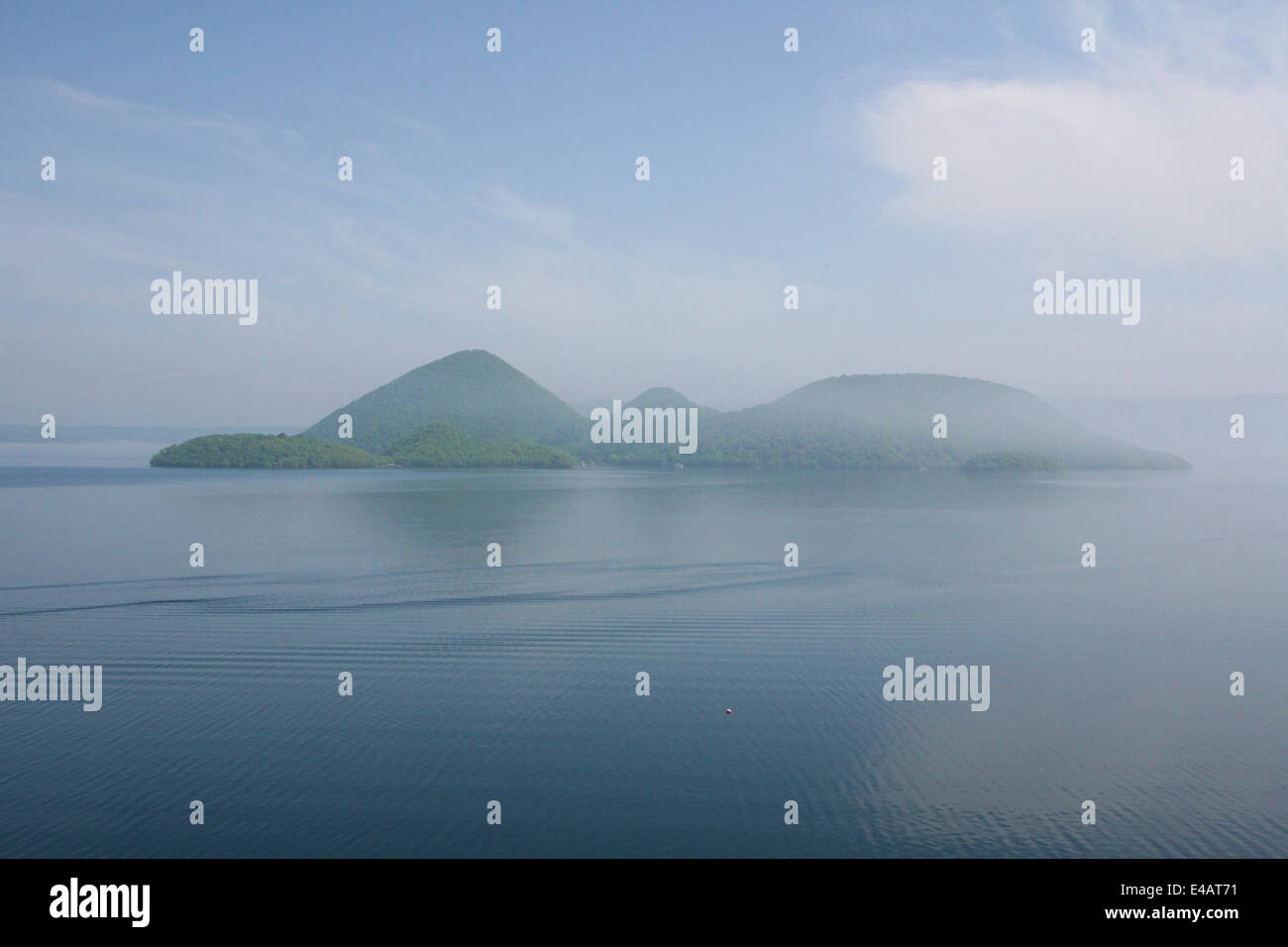 Lake Tōya, ein vulkanischer Caldera-See im Shikotsu-Tōya-Nationalpark auf der Insel Hokkaido, Japan. Stockfoto