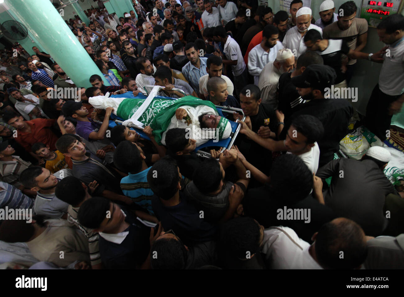 Rafah, Gaza-Streifen, Palästinensische Gebiete. 7. Juli 2014. Trauernde tragen den Körper von einer militanten Hamas während seiner Beerdigung in Rafah im südlichen Gazastreifen 7. Juli 2014. Israelische Luftangriffe getötet, sechs Hamas-Kämpfer im Gaza-Streifen am Montag, die islamistische Gruppe sagte, in die tödlichsten Angriffe in eine Welle von Gewalt durch die Entführung und Tötung von drei israelischen Jugendlichen und einem palästinensischen Teen verschärft. Das israelische Militär sagte seine Flugzeuge gezielt '' Terror Websites und verdeckte Raketenwerfer '' in der Enklave. Bildnachweis: ZUMA Press, Inc./Alamy Live-Nachrichten Stockfoto