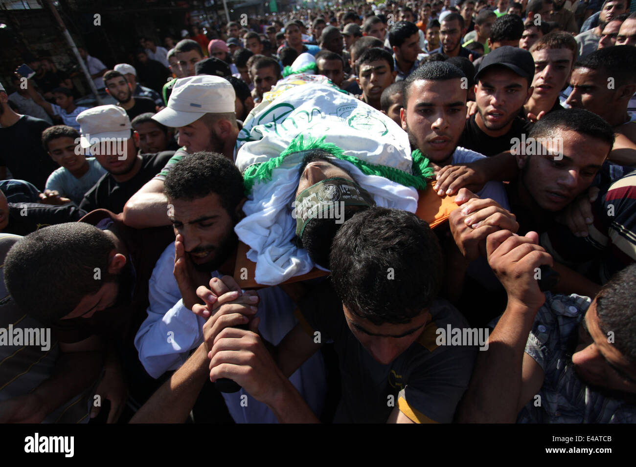 Rafah, Gaza-Streifen, Palästinensische Gebiete. 7. Juli 2014. Trauernde tragen den Körper von einer militanten Hamas während seiner Beerdigung in Rafah im südlichen Gazastreifen 7. Juli 2014. Israelische Luftangriffe getötet, sechs Hamas-Kämpfer im Gaza-Streifen am Montag, die islamistische Gruppe sagte, in die tödlichsten Angriffe in eine Welle von Gewalt durch die Entführung und Tötung von drei israelischen Jugendlichen und einem palästinensischen Teen verschärft. Das israelische Militär sagte seine Flugzeuge gezielt '' Terror Websites und verdeckte Raketenwerfer '' in der Enklave. Bildnachweis: ZUMA Press, Inc./Alamy Live-Nachrichten Stockfoto