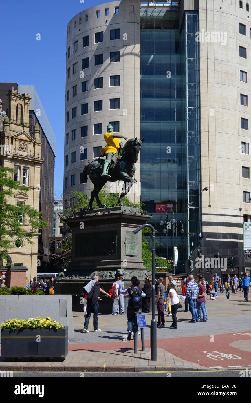 Zuschauer, die Weitergabe des schwarzen Prinz Statue tragen gelbe Trikot markiert den Beginn der Tour de France in Leeds, Yorkshire, Vereinigtes Königreich Stockfoto