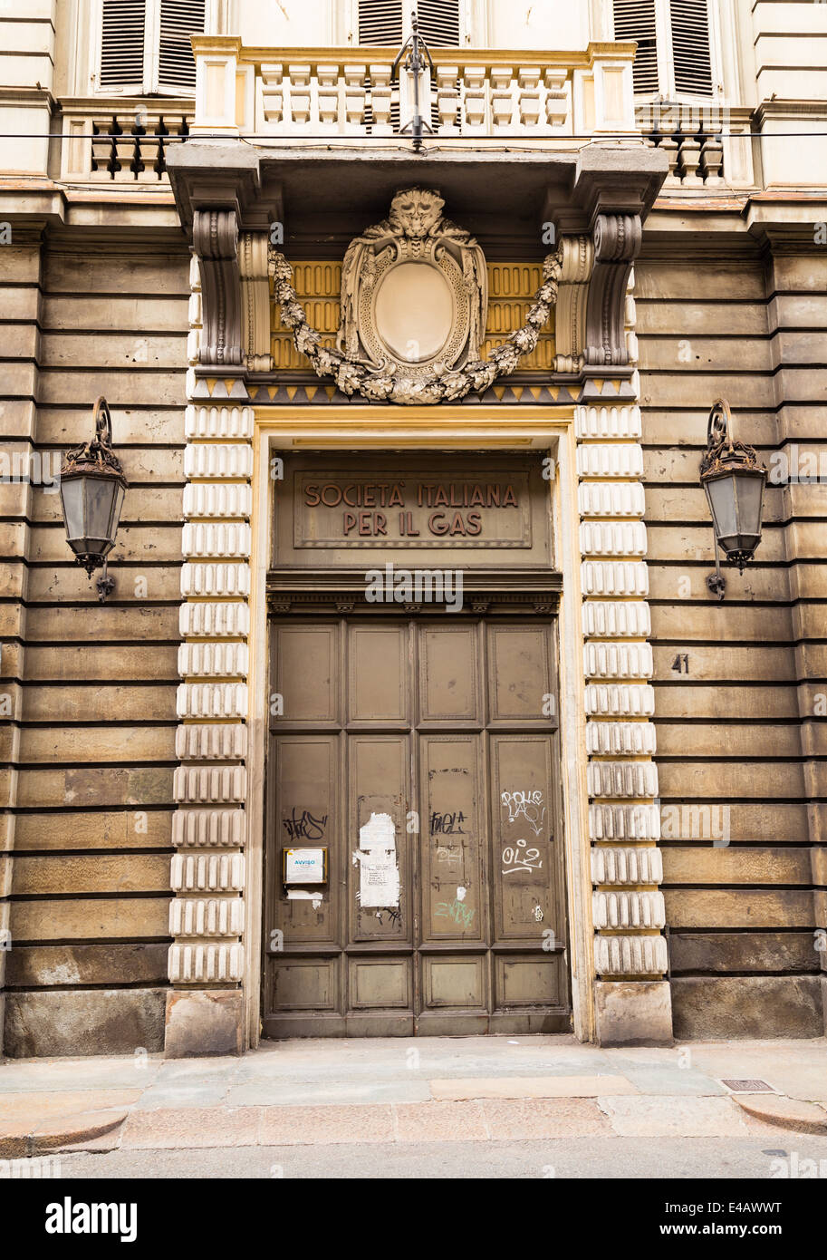 Dekorative Türöffnung, Turin, Italien mit Schriftzug 'Societa Italiana per il Gas' Stockfoto