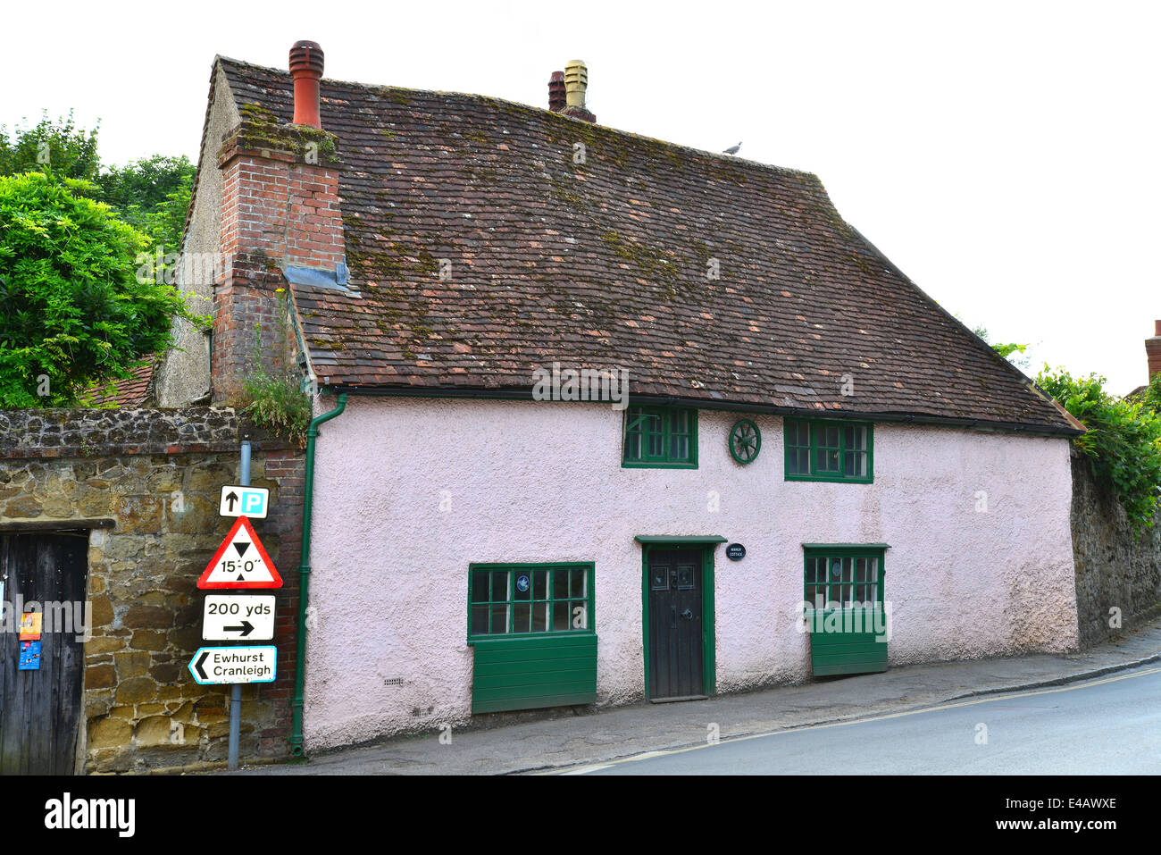 Kleine denkmalgeschützte Hütte, Upper Street, Shere, Surrey, England, Vereinigtes Königreich Stockfoto