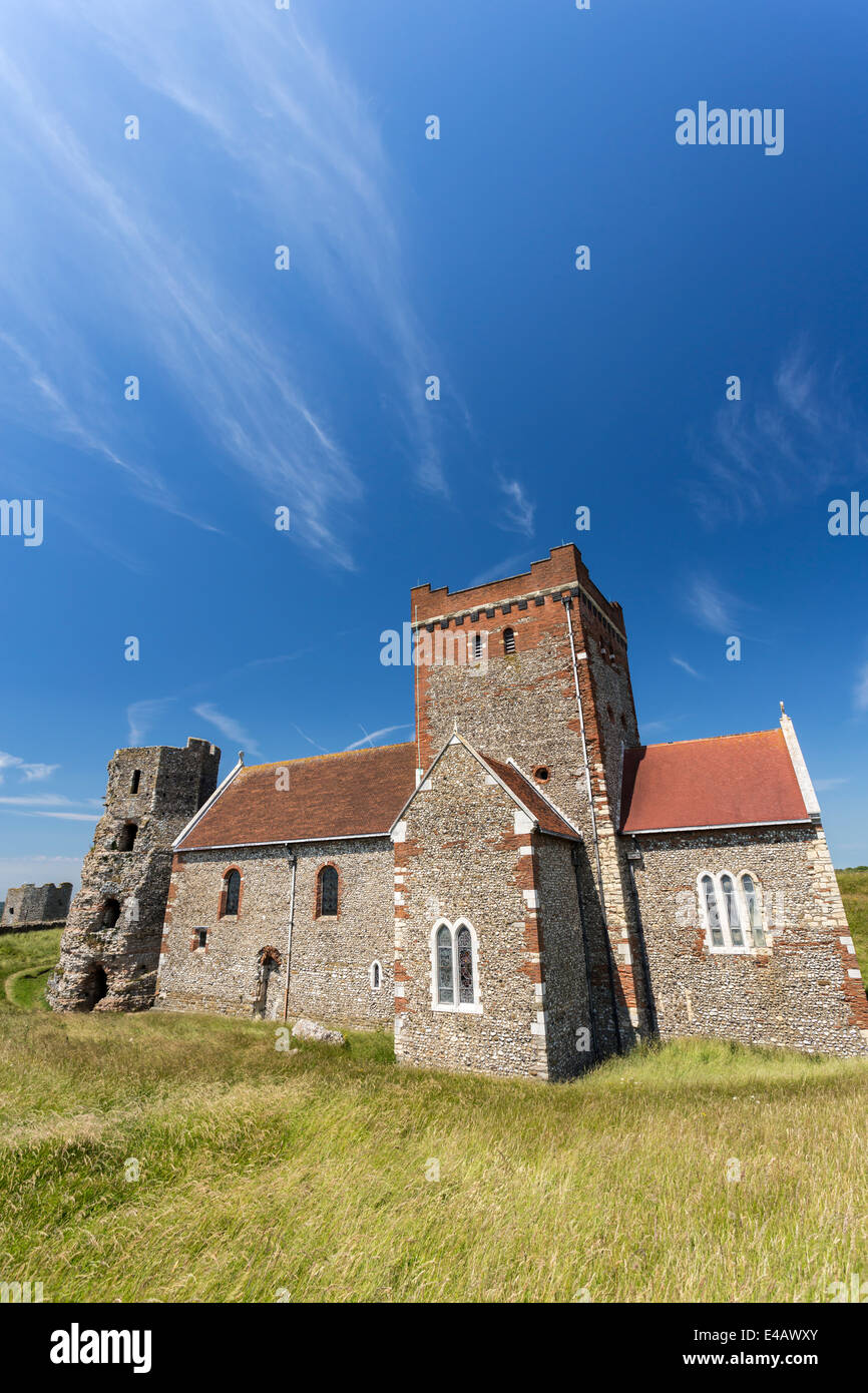 Marienkirche in Castro Kirche in Dover Castle und alten römischen Leuchtturm Stockfoto