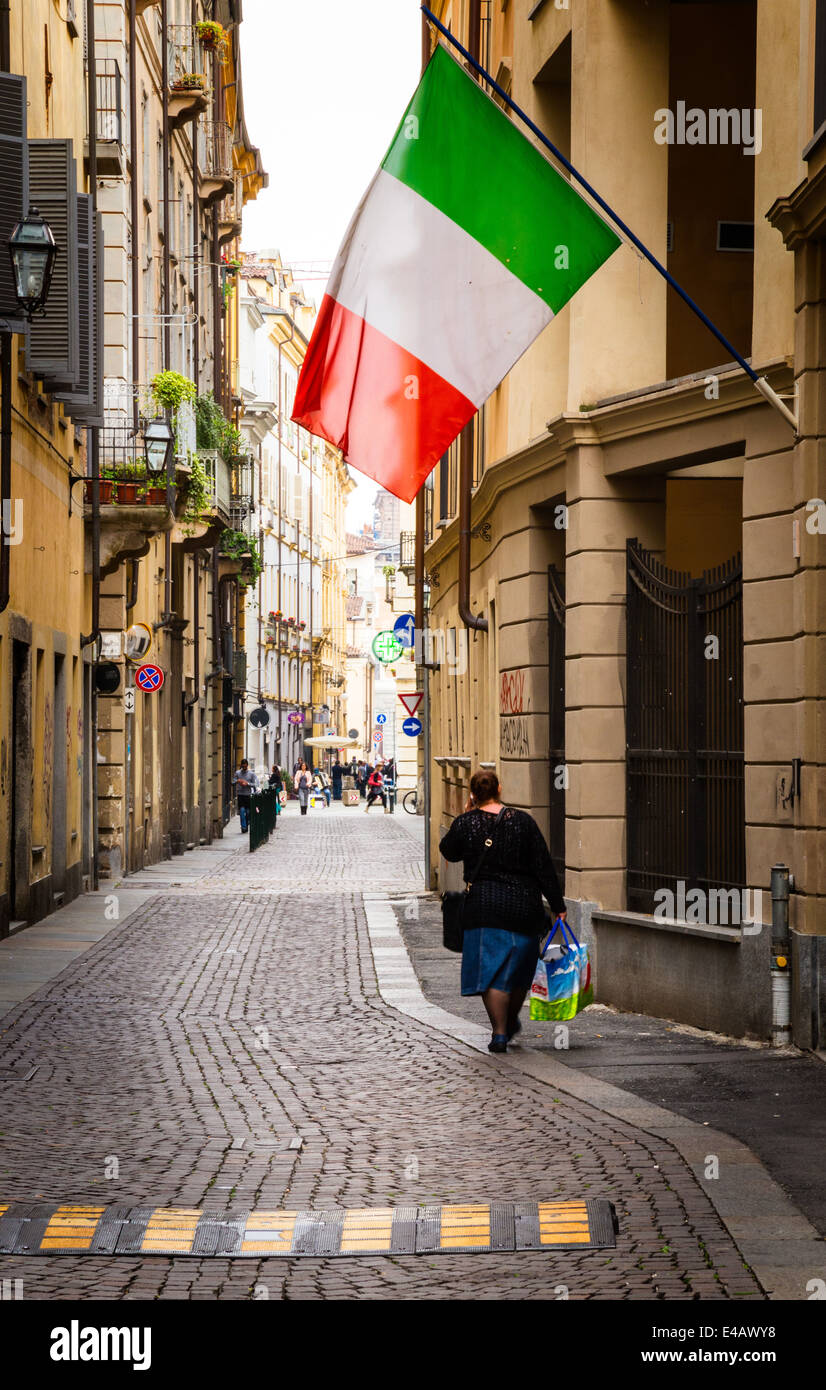 Straße mit italienischer Flagge in Turin, Italien. Stockfoto