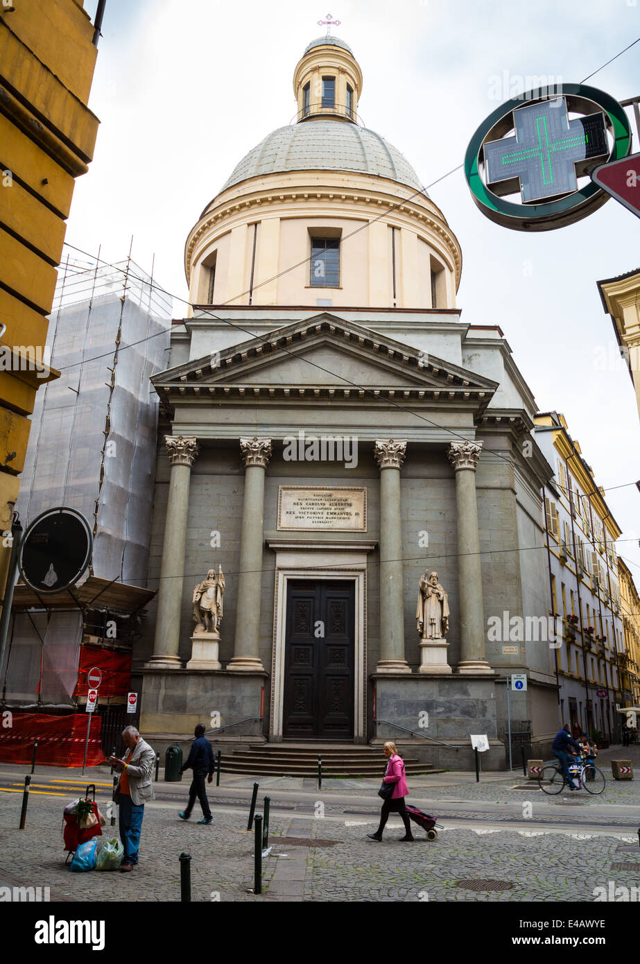 Straße mit Kirche in Turin, Italien. Stockfoto