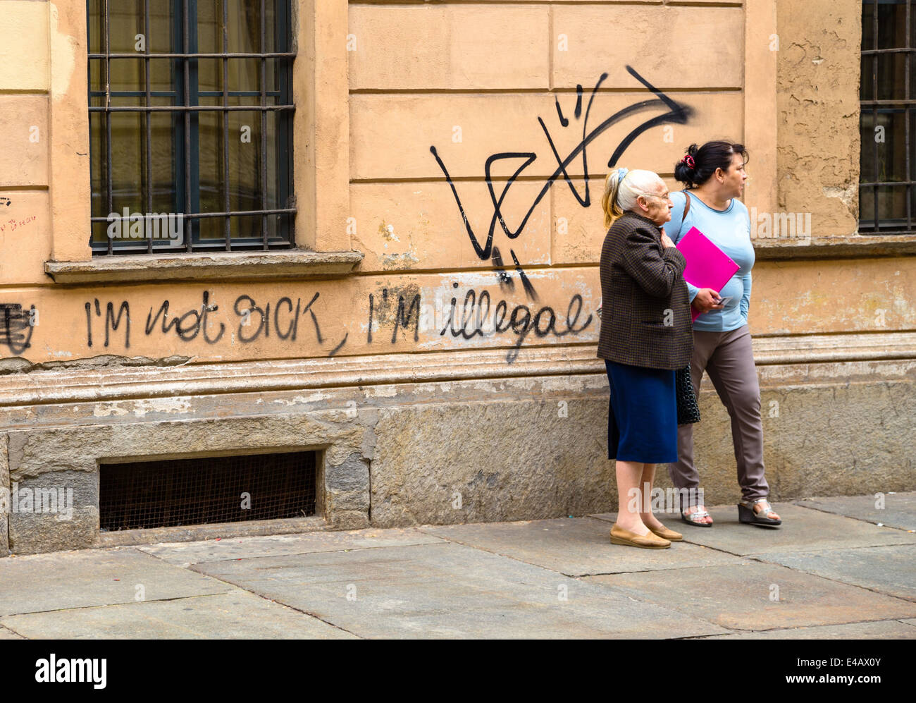 Graffiti, Wand, Turin, Italien. "Ich bin nicht krank, ich bin illegal." Stockfoto