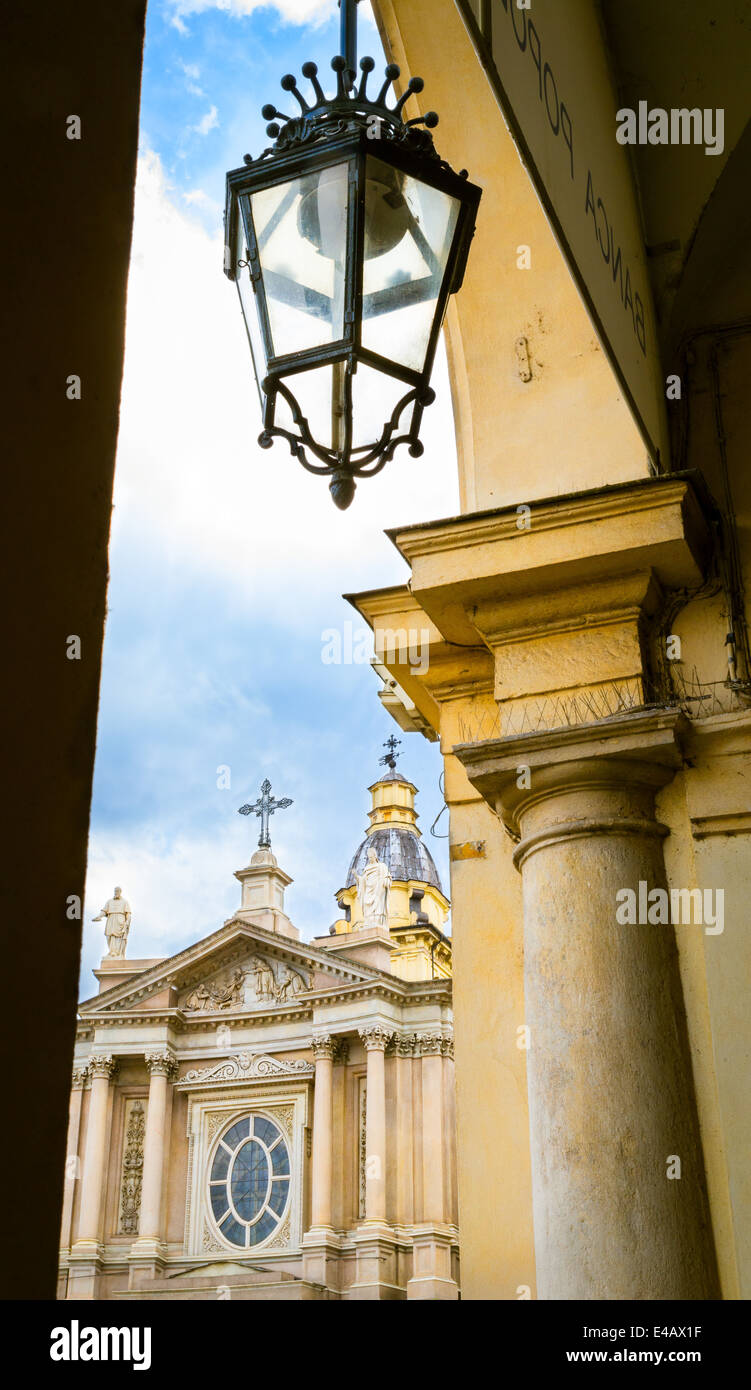 Torbogen der Piazza San Carlo, der die Kirche San Carlo in Turin, Piemont, Italien umrahmt. Stockfoto