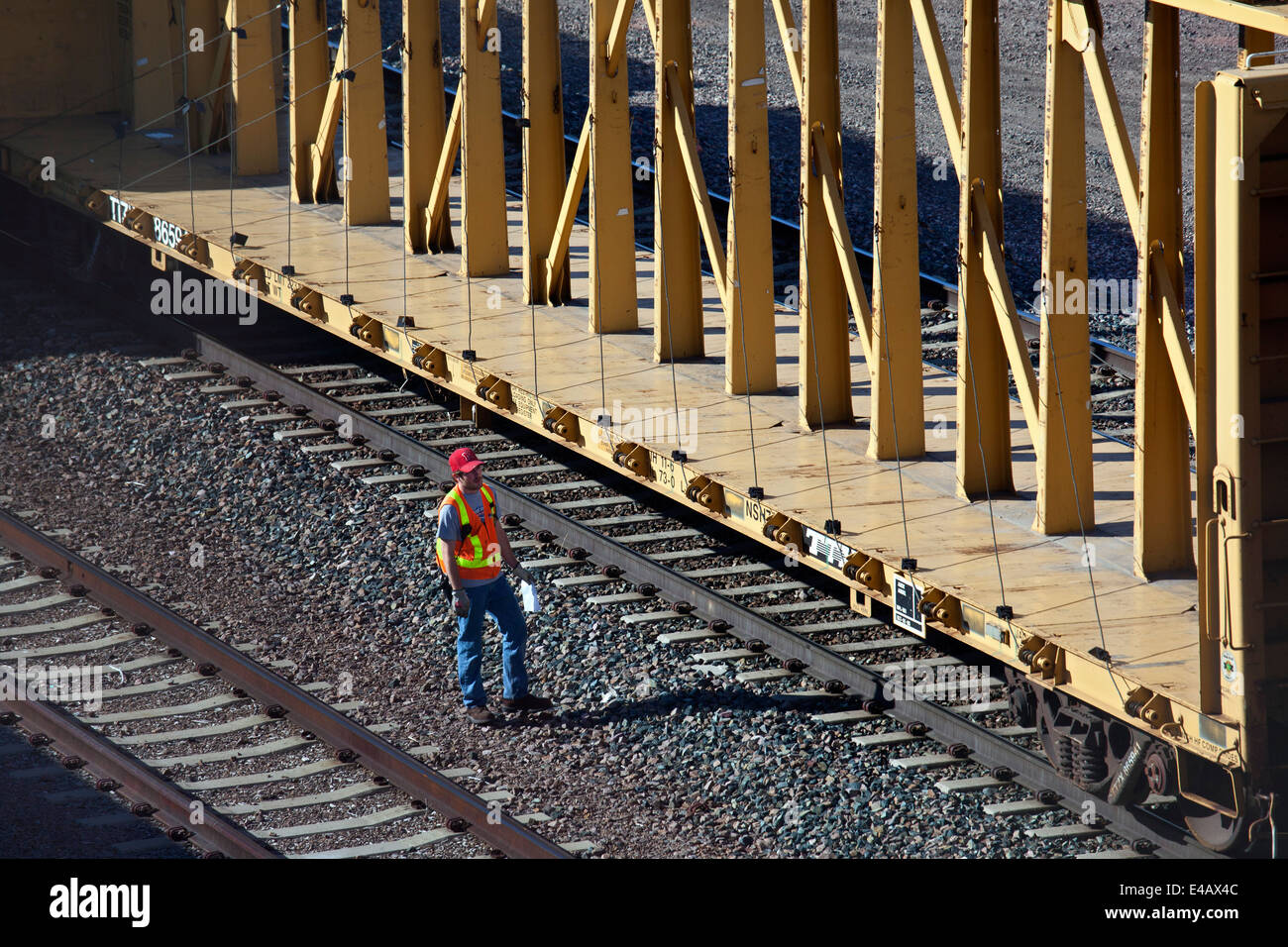 Newcastle, Wyoming - ein Arbeiter prüft einen Güterzug auf der BNSF Railway Hof. Stockfoto