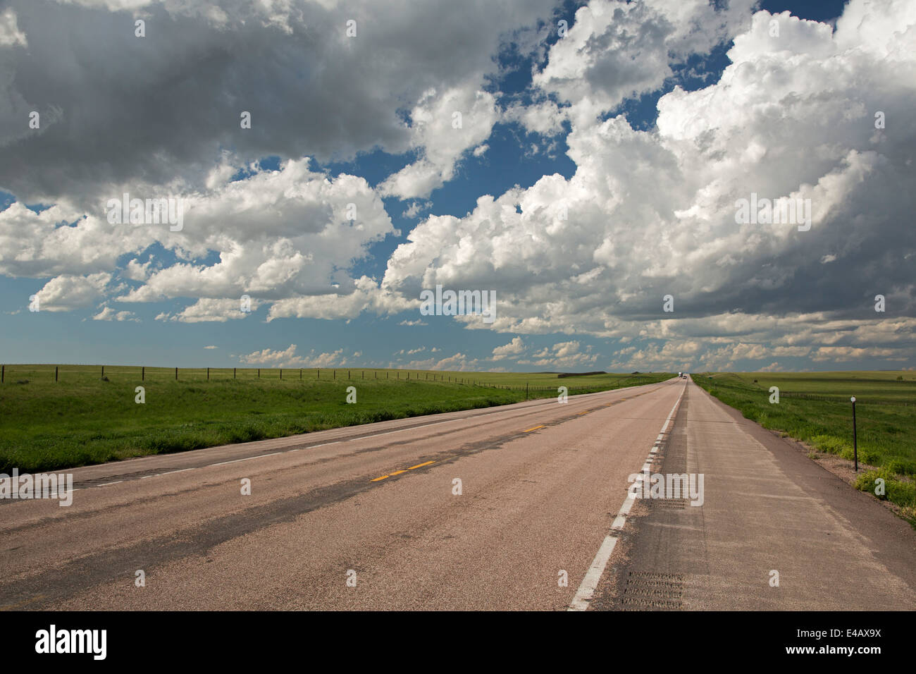 Newcastle, Wyoming - Highway 85 im östlichen Wyoming Grasland. Stockfoto
