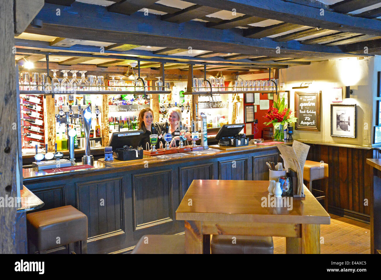 Haupt-Bar im 15. Jahrhundert The White Horse Pub, Shere Lane, Shere, Surrey, England, United Kingdom Stockfoto
