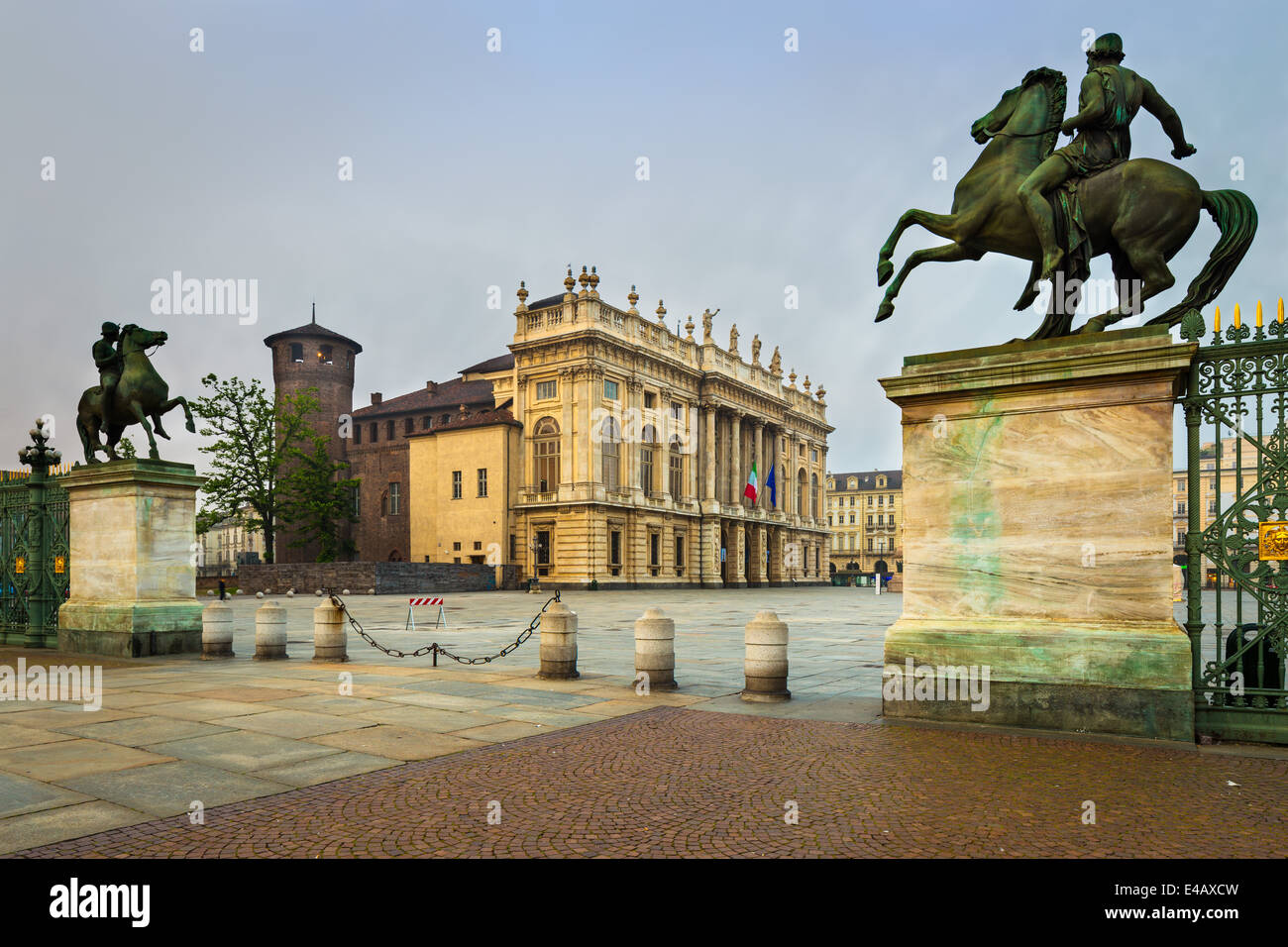 Der Palazzo Madama, der durch den Eingang zum Innenhof des Palazzo reale, Turin, Italien, gesehen wird. Stockfoto