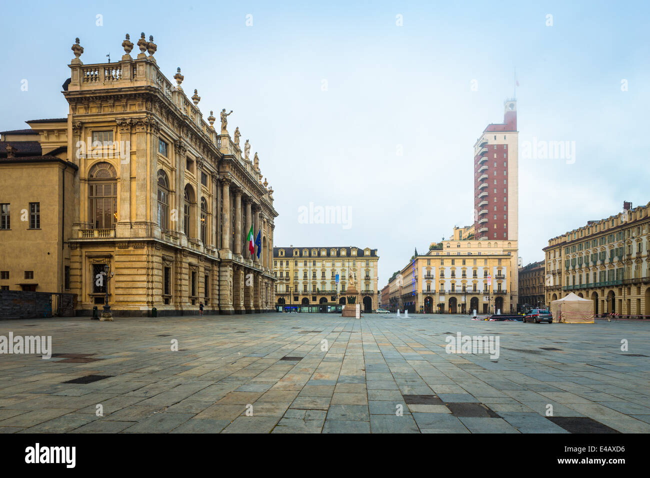 Palazzo Madama und Piazza Castello, Turin, Italien. Der Nebel am frühen Morgen zieht über den Platz. Stockfoto