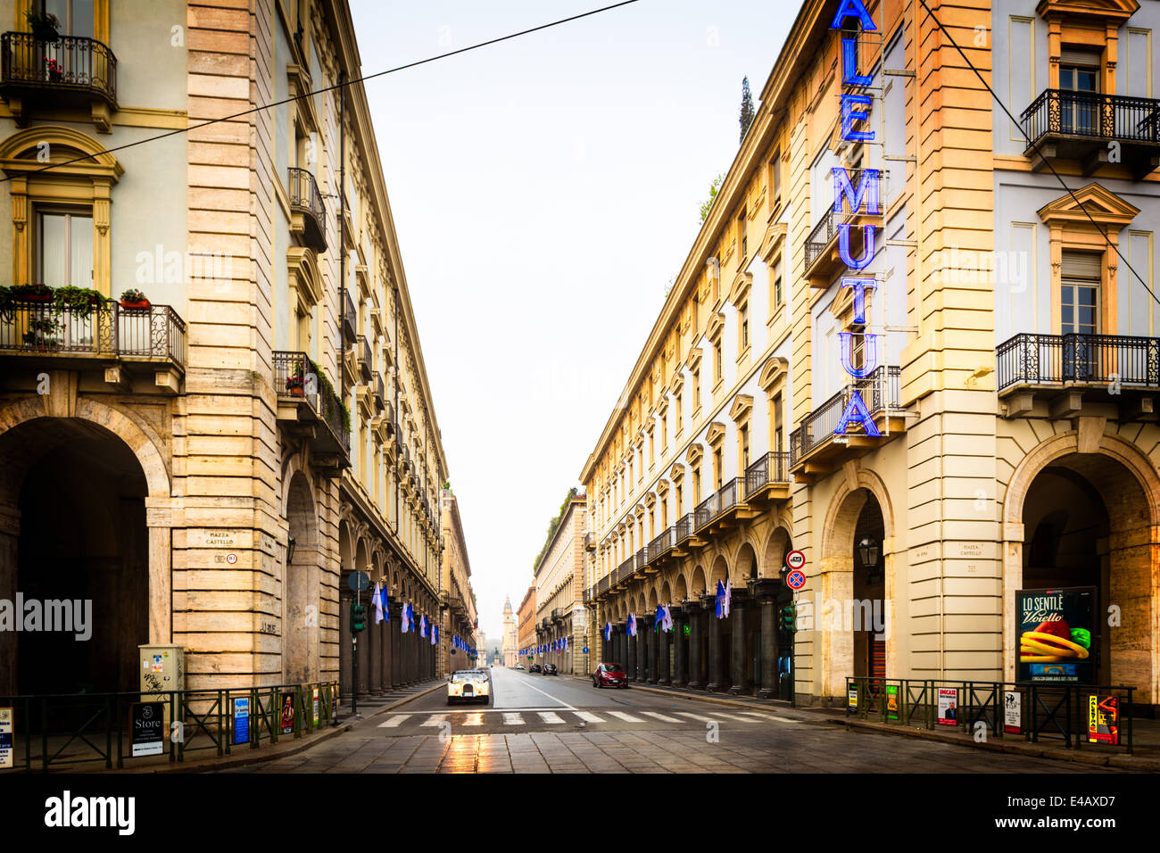 Am frühen Morgen Blick auf der Via Roma von der Piazza Castello, Turin, Italien. Stockfoto