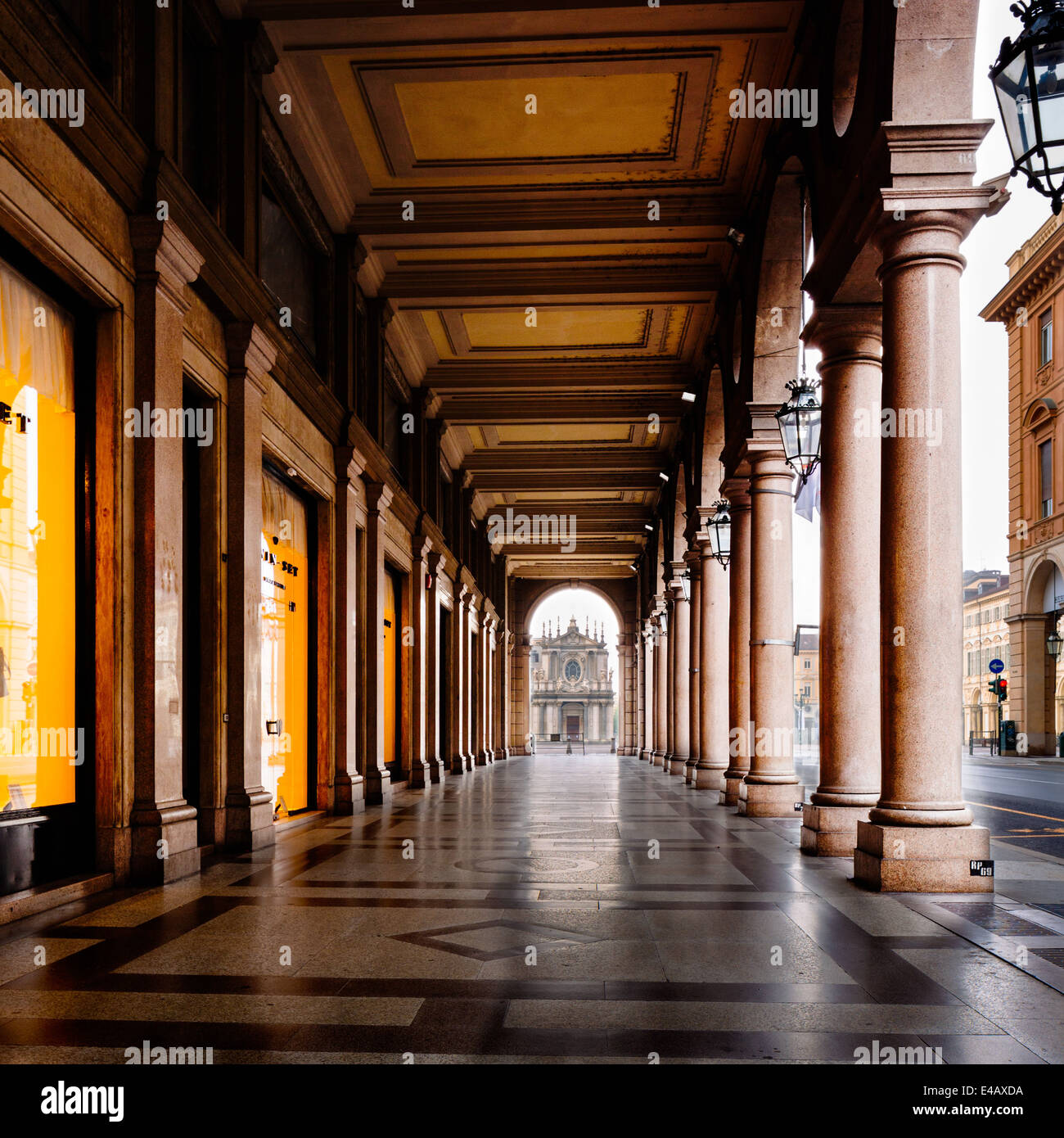 Säulengang der Via Roma, Turin, Italien. Blick durch den Endabgang zur Kirche Santa Cristina. Stockfoto