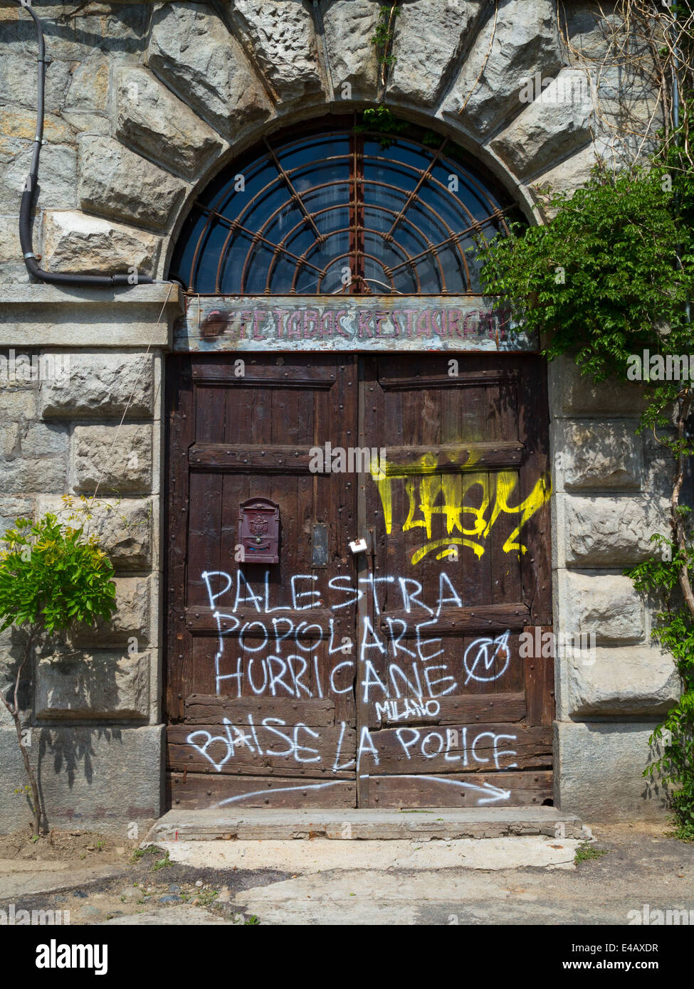 Graffiti an der Tür am Fluss Po, Turin, Piemont, Italien. Stockfoto
