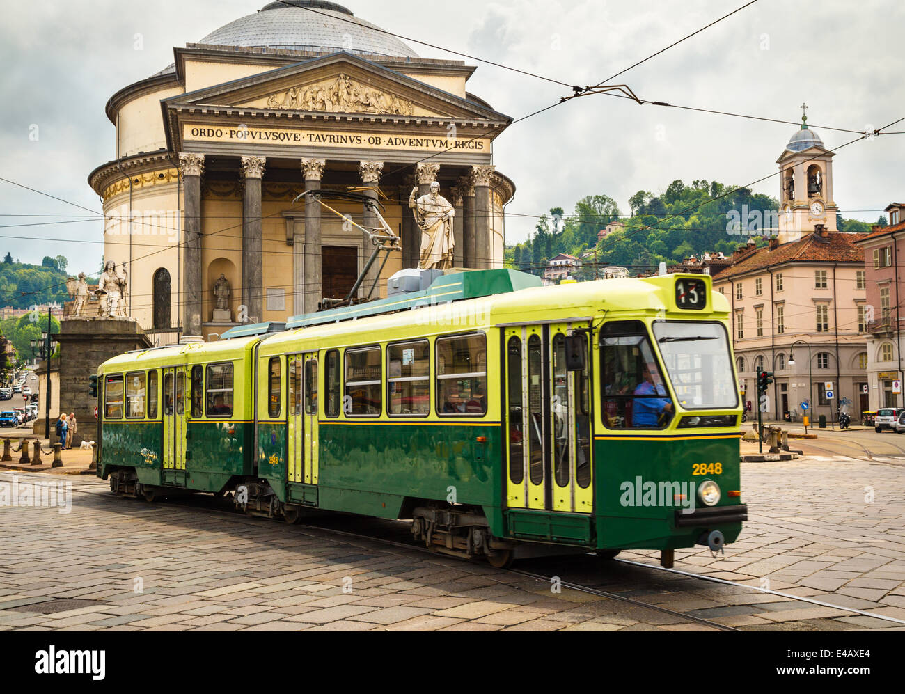 Straßenbahn vor Gran Madre di Dio Kirche, Turin, Italien. Stockfoto