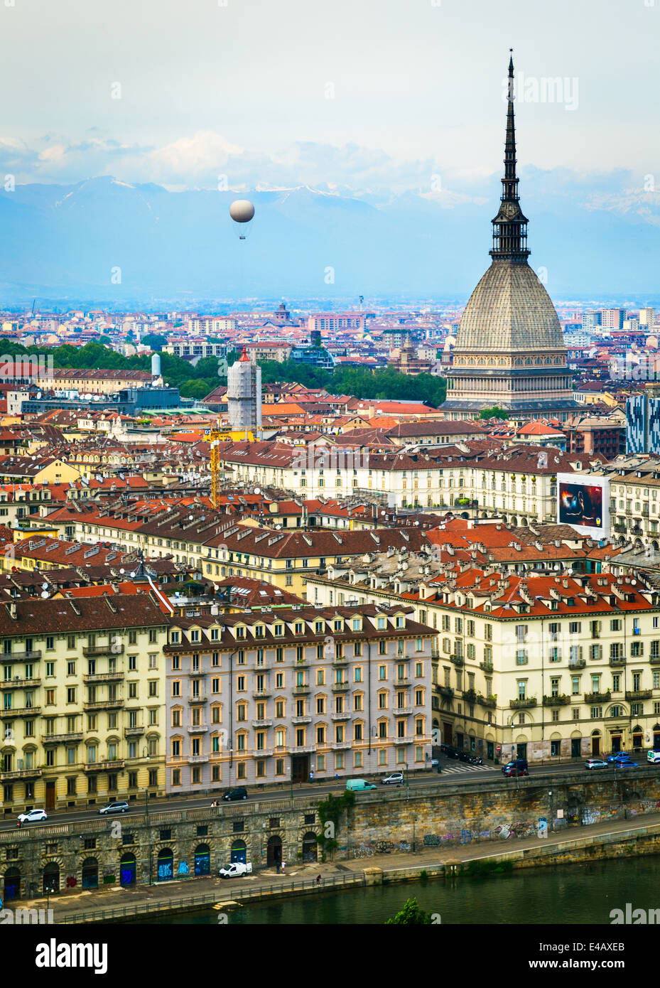 Blick auf die Stadt von Turin, Italien von Convento Monte dei Cappuccini. Der Fluss Po im Vordergrund. Auf der linken Seite erhebt sich ein Luftballon in den Himmel. Auf der rechten Seite den Turm der Mole Antonelliana. Die Alpen erheben sich im Hintergrund. Stockfoto