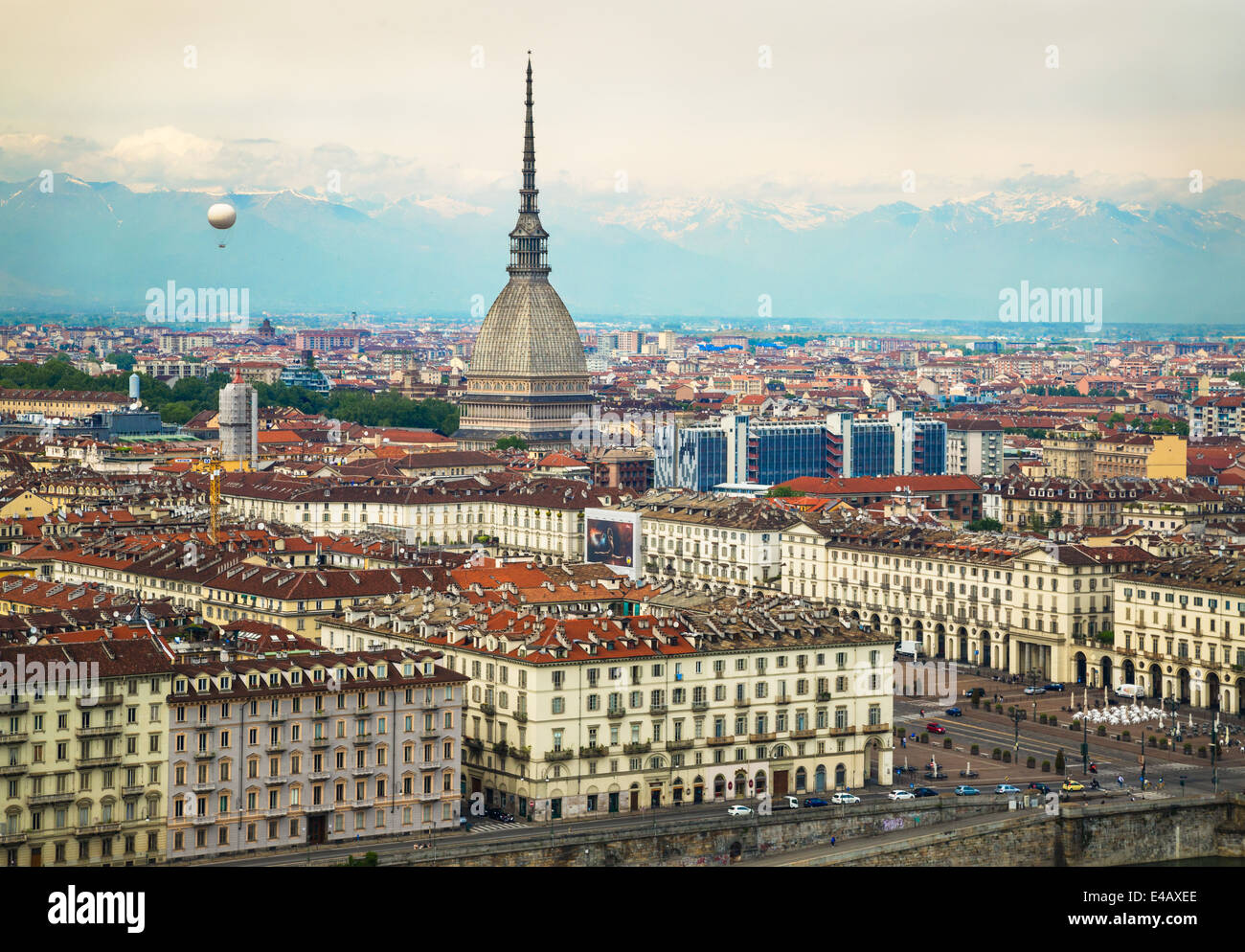 Blick auf die Stadt von Turin, Italien von Convento Monte dei Cappuccini und Blick über die Piazza Vittorio Veneto. Auf der linken Seite erhebt sich ein Luftballon in den Himmel. Zentrum ist der Turm der Mole Antonelliana. Die Alpen erheben sich im Hintergrund. Stockfoto