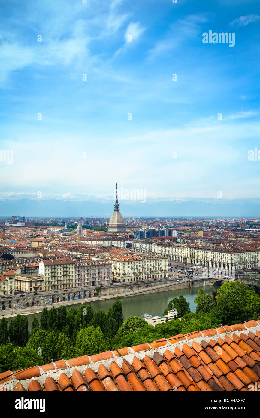 Turin, Italien von der Aussichtsplattform des Italienischen Alpenvereins (CAI) auf dem Convento Monte dei Cappuccini. Die Alpen sind nur im Hintergrund zu sehen. Stockfoto