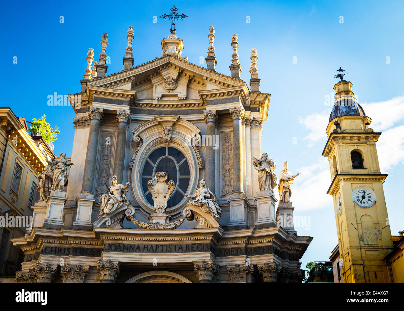Detail von der Kirche Santa Cristina mit Turm der Kirche San Carlo auf der rechten Seite. Piazza San Carlo, Turin, Italien. Stockfoto