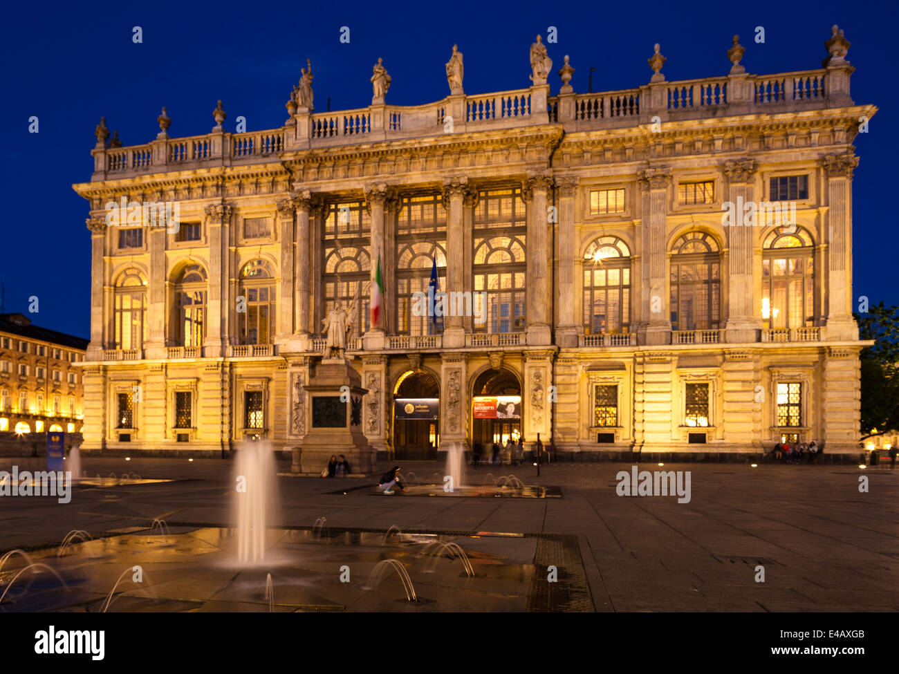 Der Palazzo Madama in der Piazza Castello, Turin, Italien. Mit Flutlicht in der Abenddämmerung. Stockfoto