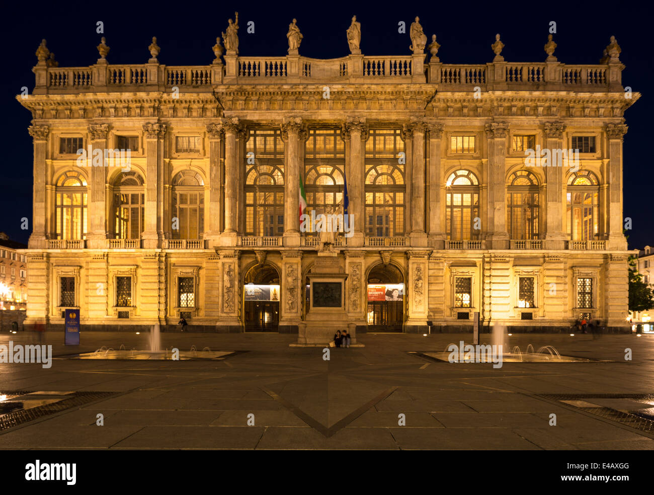 Der Palazzo Madama in der Piazza Castello, Turin, Italien. Mit Flutlicht. Stockfoto
