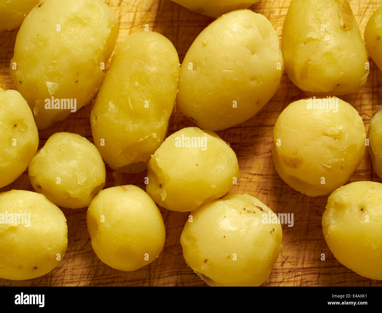 gekochte gelbe Babykartoffeln geschält Stockfoto