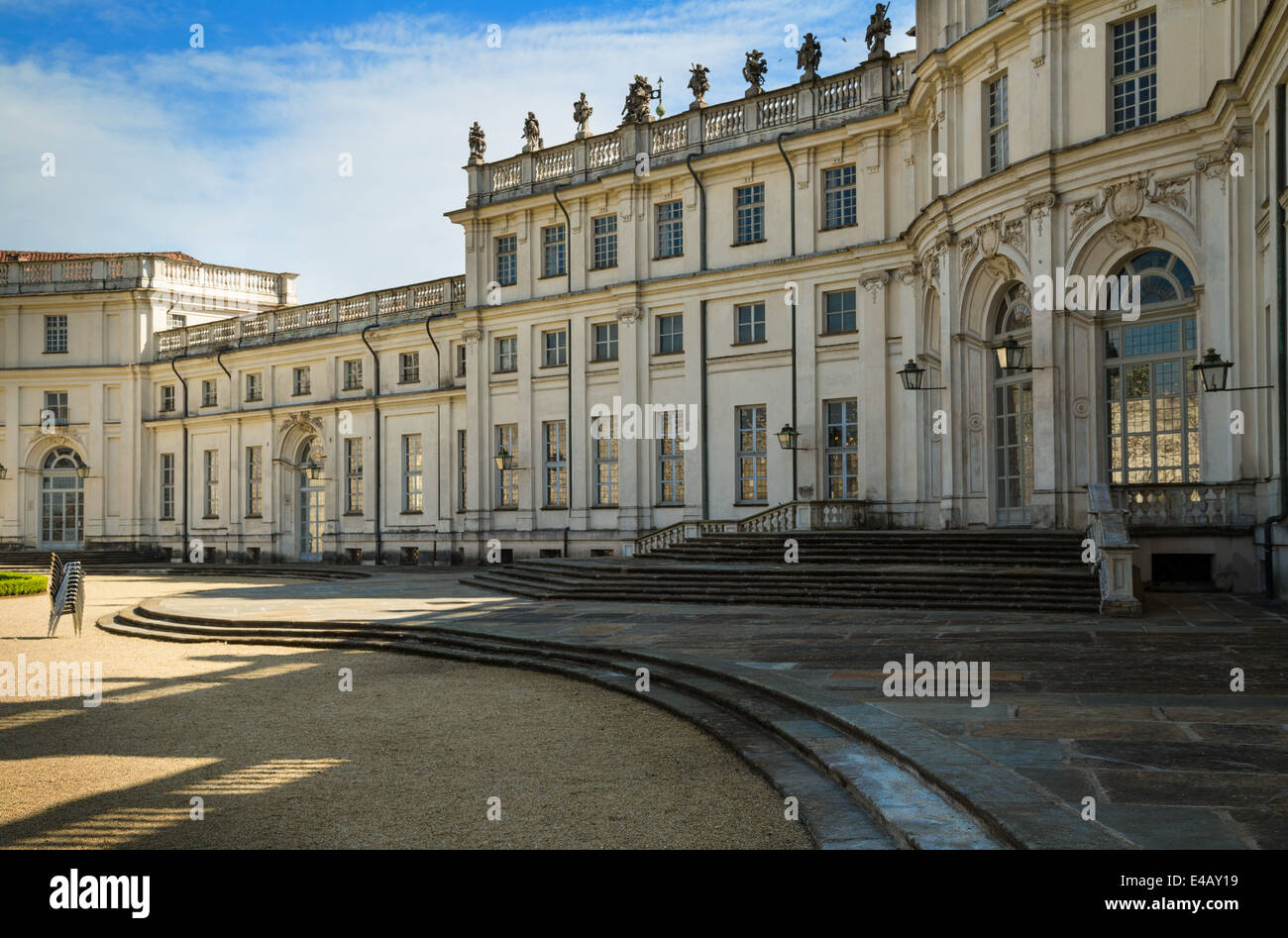 Hauptfassade und Nord-West-Flügel des Jagdschlosses Stupinigi am Stadtrand von Turin, Italien. Stockfoto
