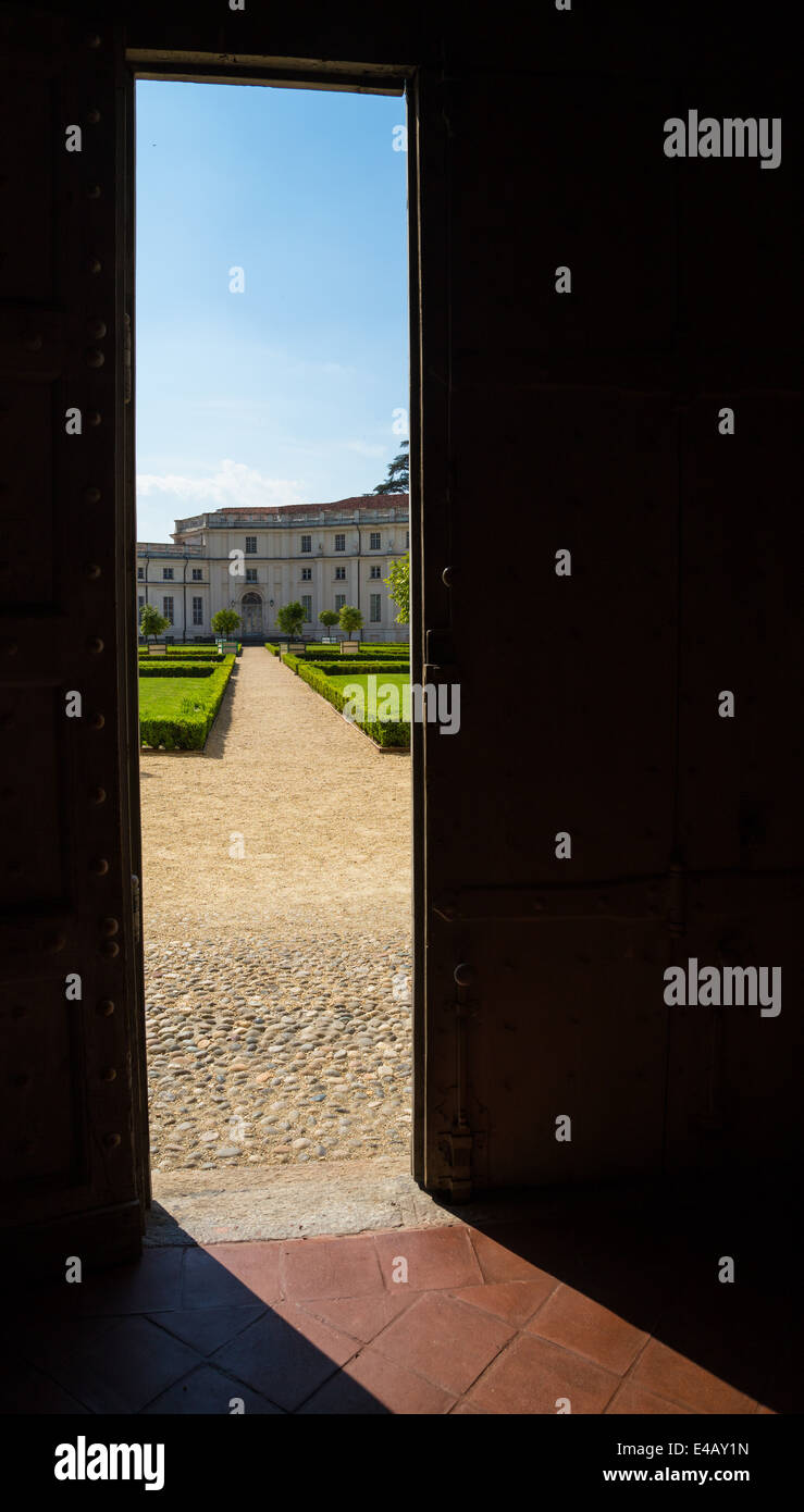 Innenhof des Jagdschlosses Stupinigi am Stadtrand von Turin, Italien, durch ein Tor des Gebäudes gesehen. Stockfoto