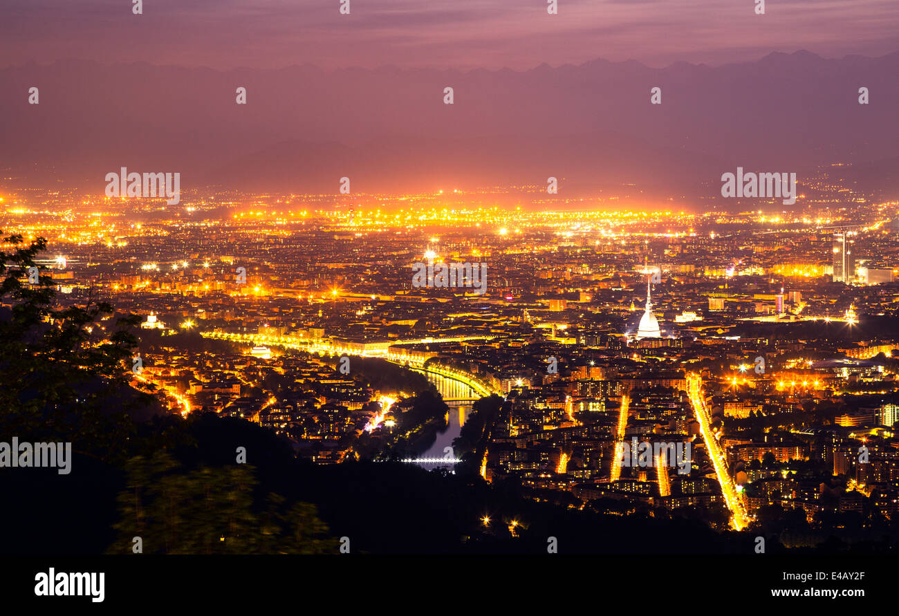 Nächtliche Aussicht von Turin und dem Po von der Collina di Superga, Italien. Stockfoto