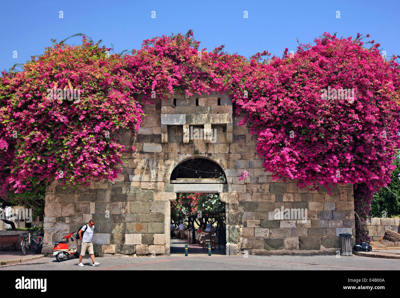 Eines der Tore der alten Stadt von Kos, führt zu der antiken Agora. Kos-Stadt, Insel Kos, Dodekanes, Ägäis, Griechenland Stockfoto