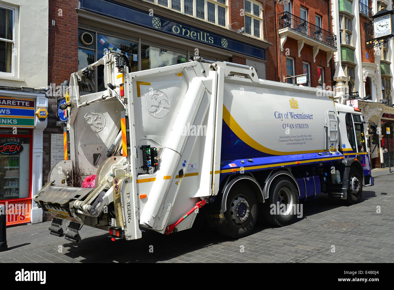 LKW Müllabfuhr in Wardour Street, Chinatown, West End, City of Westminster, London, England, Vereinigtes Königreich Stockfoto