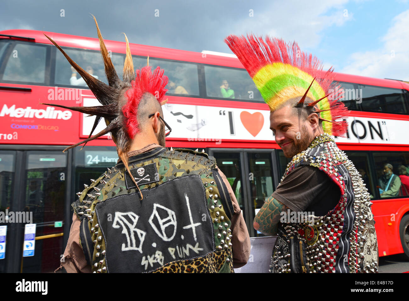 Punkrocker posieren für Touristen, Camden High Street, Camden Town, London Borough of Camden, Greater London, England, Vereinigtes Königreich Stockfoto
