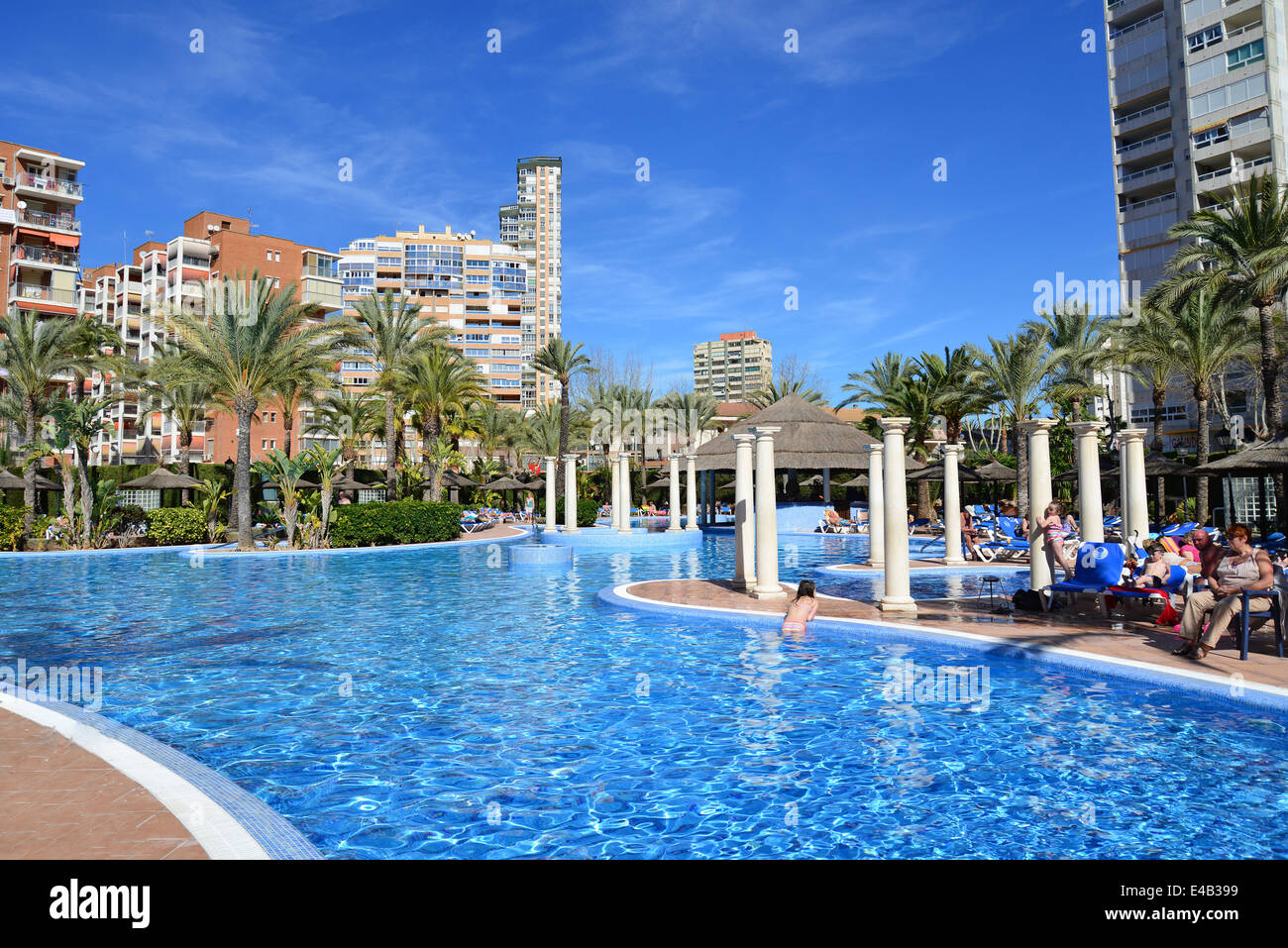 Schwimmbad im Hotel Sol Pelicanos OCAS, Calle Gerona, Benidorm, Costa Blanca, Provinz Alicante, Spanien Stockfoto