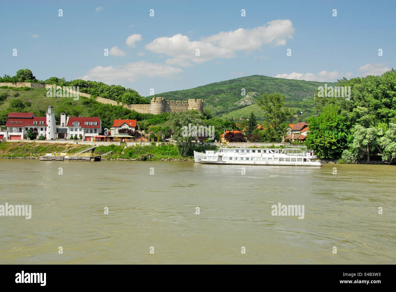 Ausflugsschiff, Stadt und Burgmauern aus der Vantage Travel Fluss Pracht Riverboat auf der Donau Fluß, Österreich Stockfoto