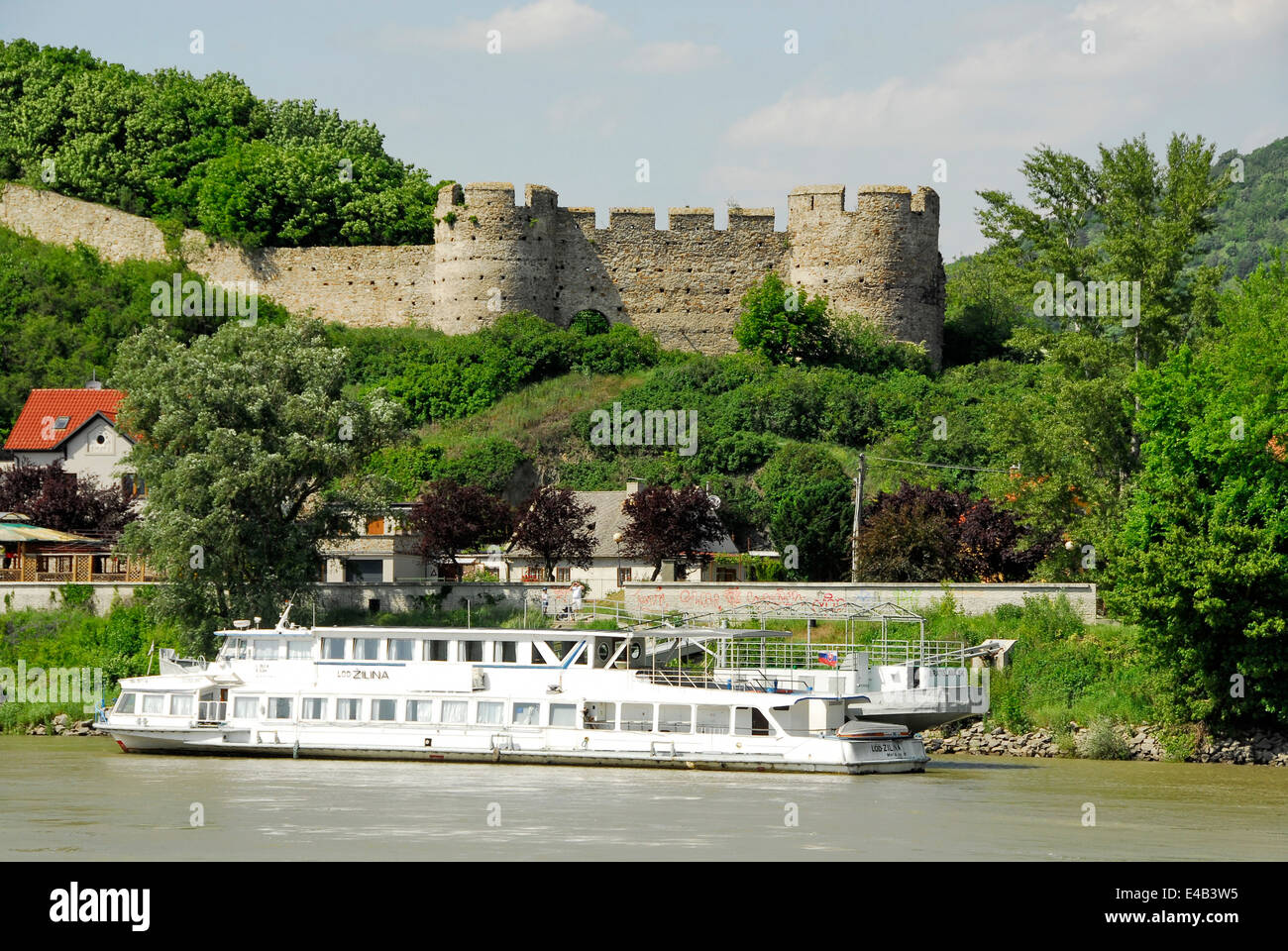 Ausflug Boot und Schloss Wände wie aus der Vantage Travel Fluss Pracht Riverboat auf der Donau Fluß, Österreich Stockfoto