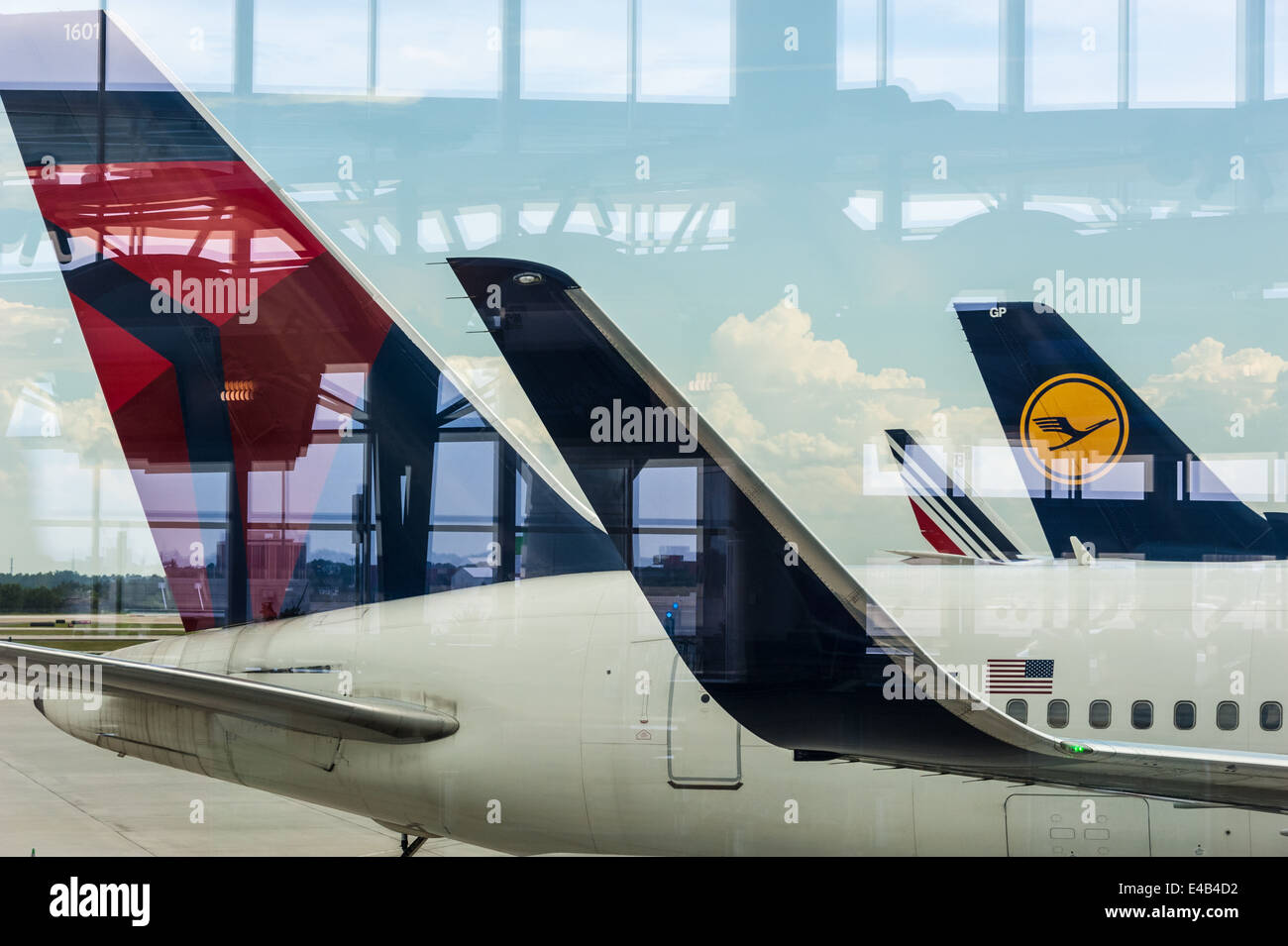 Passagierflugzeuge, gesehen durch die spiegelnde Glasscheibe des internationalen Terminals am Flughafen von Atlanta. USA. Stockfoto