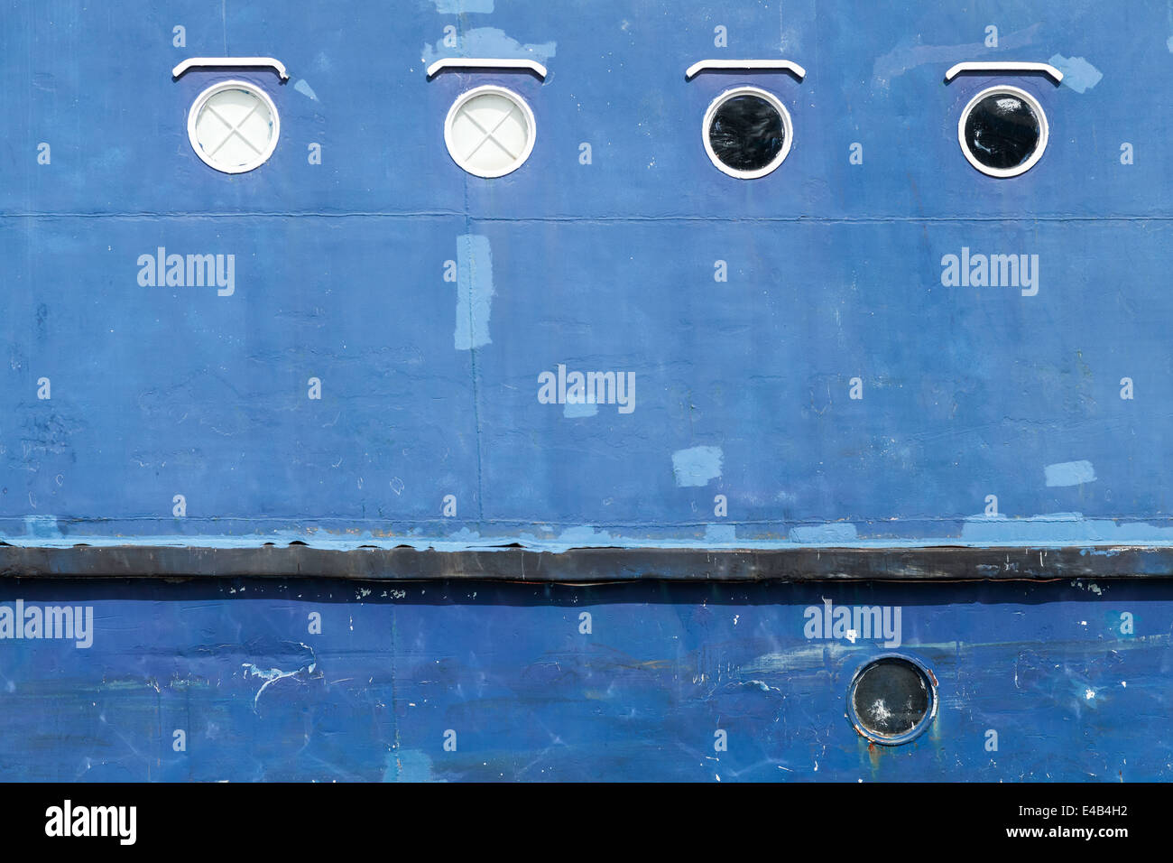 Blauer Rumpf eines alten Schiffes Textur mit runden Bullaugen Stockfoto