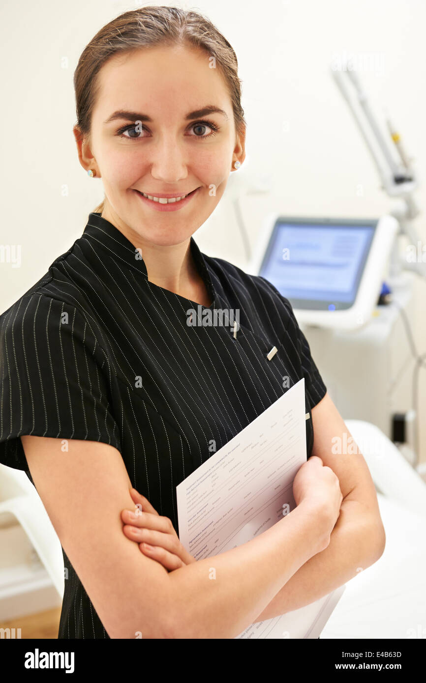 Porträt der Kosmetikerin durch Laser-Behandlung-Geräte stehen Stockfoto