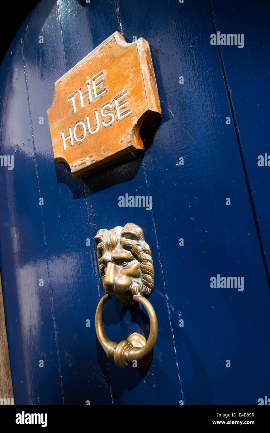 Blaue Tür und Klopfer von The House in Wareham, Dorset England UK Stockfoto