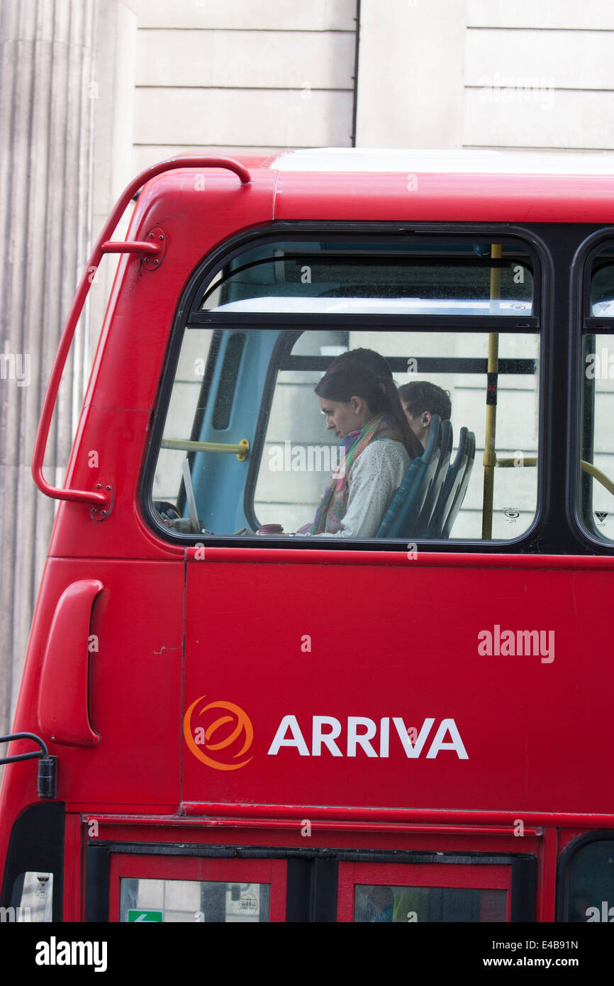 Passagiere sitzen auf dem Oberdeck eines roten Doppeldeckerbusses von Arriva London auf der Threadneedle Street in der City of London, Großbritannien Stockfoto Passagiere sitzen auf dem Oberdeck eines roten Doppeldeckerbusses von Arriva London auf der Threadneedle Street in der City of London, Großbritannien Stockfoto