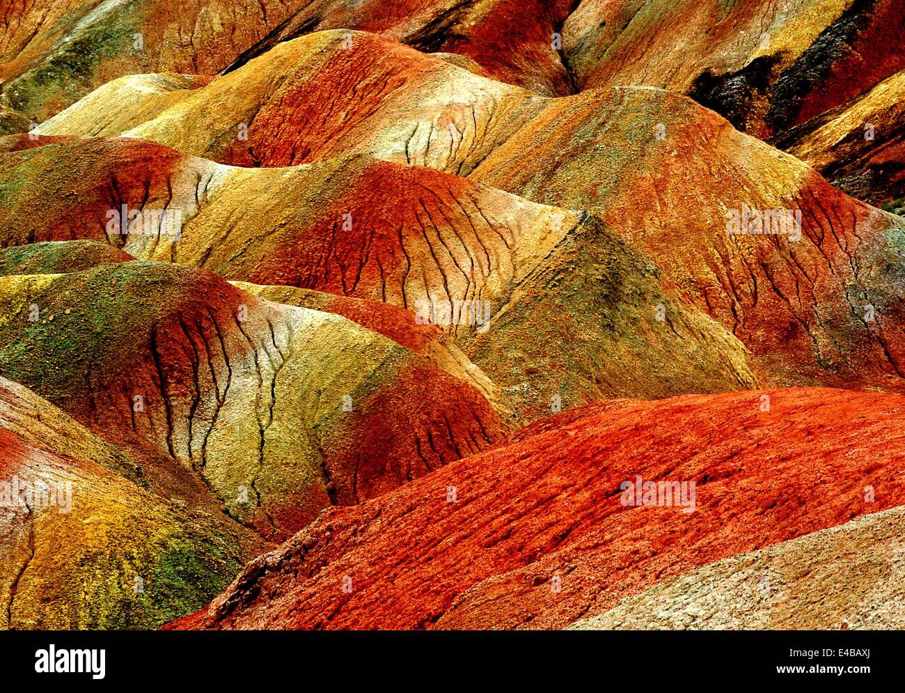 Xining. 7. Juli 2014. Foto aufgenommen am 7. Juli 2014 zeigt die Landschaft in Zhangye Danxia Landform geologischen Park in Zhangye Stadt, Nordwesten Chinas Provinz Gansu. Danxia, die "rosa Wolke" bedeutet, ist eine spezielle Landform gebildet aus rötlichem Sandstein, die im Laufe der Zeit in einer Reihe von Bergen umgeben von geschwungenen Klippen und vielen ungewöhnlichen Felsformationen erodiert ist. © Wang Song/Xinhua/Alamy Live-Nachrichten Stockfoto