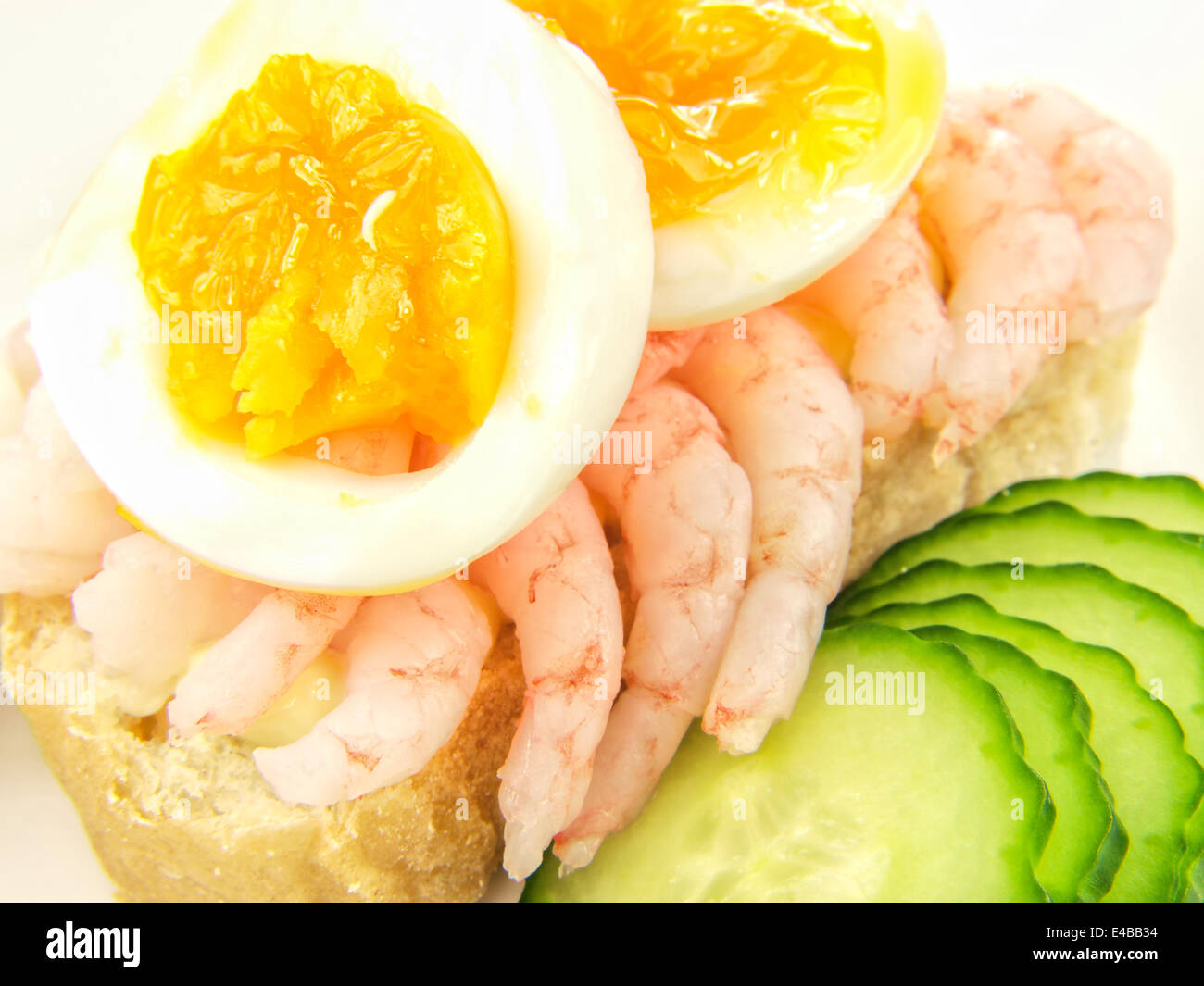 Shrimp-Sandwich mit Ei und Gurke Stockfoto