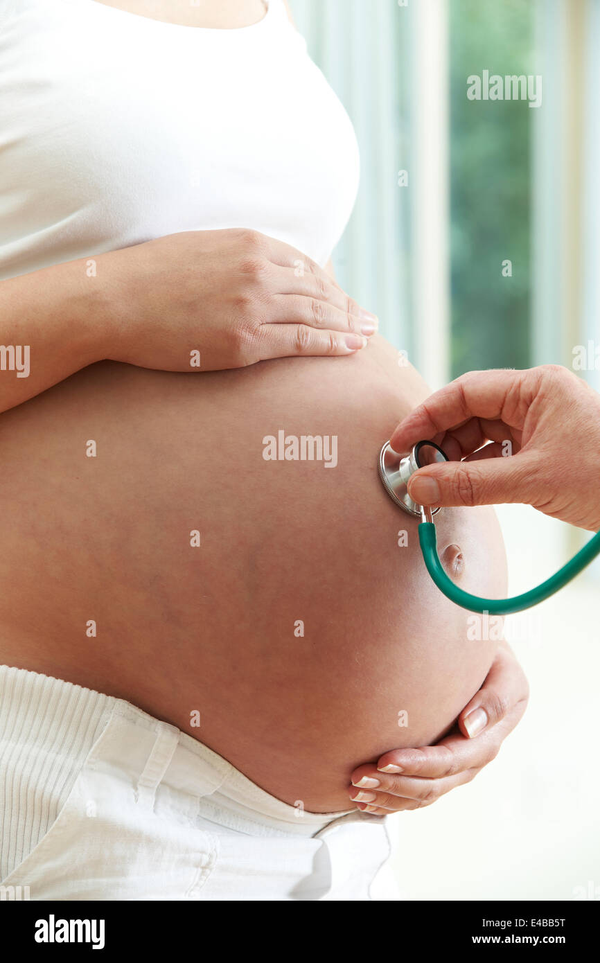 Schwangere Frau, die ärztliche Untersuchung Stockfoto