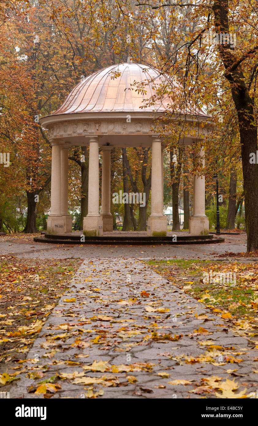 Herbst Park mit einem Fußweg zum Gartenhaus Stockfoto