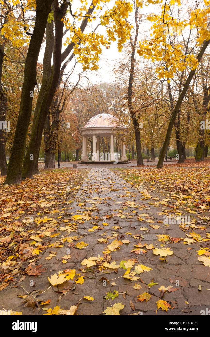 Herbst Park mit einem Fußweg zum Gartenhaus Stockfoto