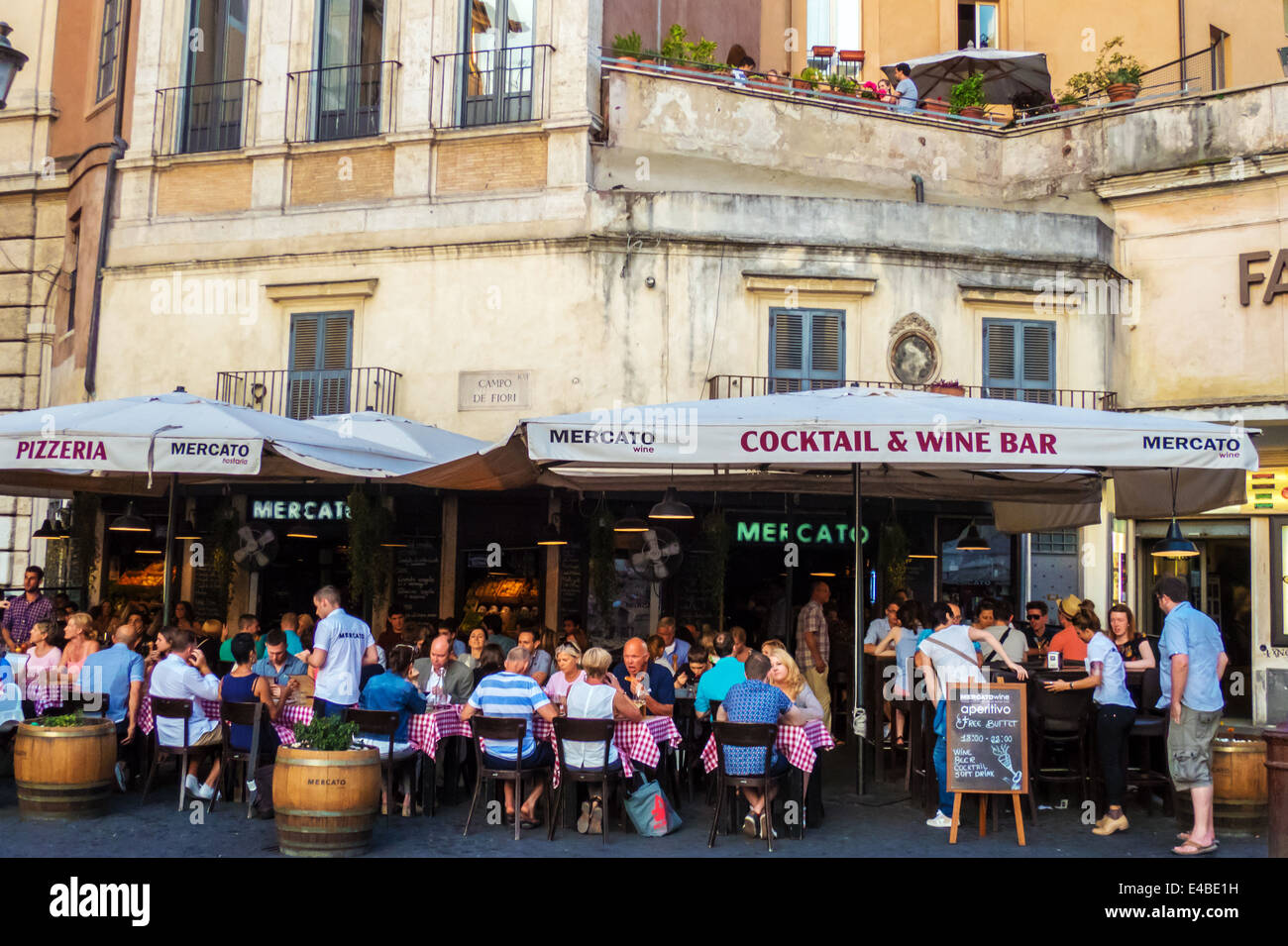 Leute sitzen im Restaurant im Freien in Campo di Fiori in Rom Stockfoto