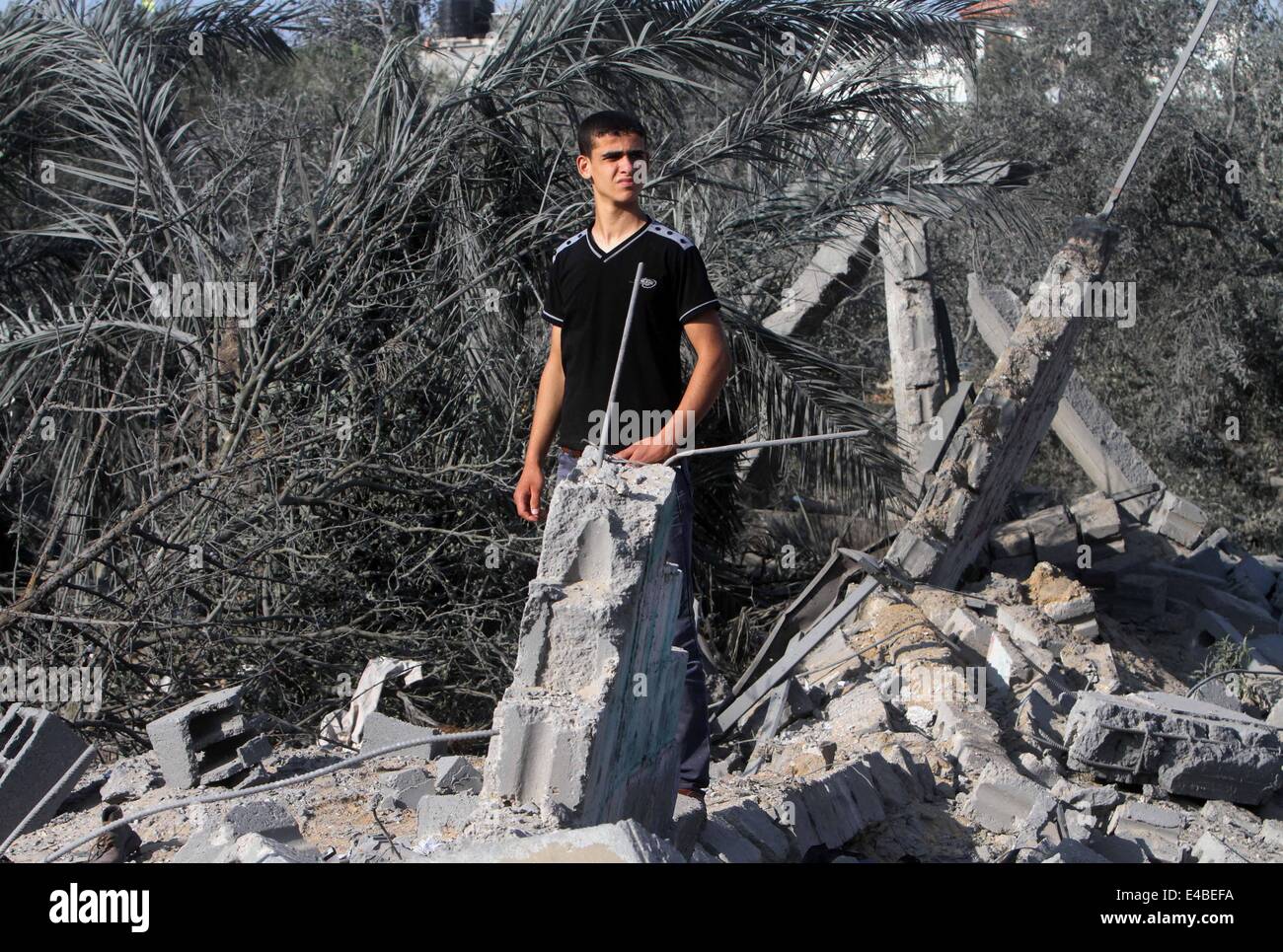 16. April 2010 - Khan Younis, Gaza-Streifen wurde Palästina - A palästinensischen Mann ein Haus prüft die Polizei sagte, bei einem israelischen Luftangriff in Khan Younis im südlichen Gazastreifen 8. Juli 2014 zerstört. Israel startete eine Offensive gegen die islamistische Hamas im Gaza-Streifen am Dienstag einige 50 Ziele, darunter Wohnhäuser, in einer Kampagne, die palästinensischen Raketenbeschuss auf den jüdischen Staat zu beenden soll. Das israelische Militär sagte, dass es rund 50 Standorten in Luft- und Seestreitkräfte Angriffe gezielt. Palästinensische Beamte sagten, mehr als 30 davon in etwas mehr als einer Stunde vor der Morgendämmerung, inkl. bombardiert wurden Stockfoto