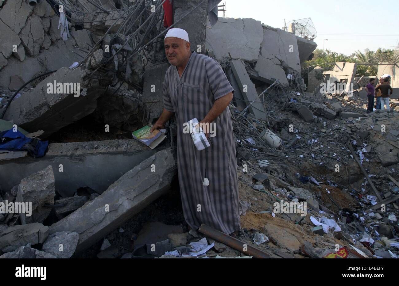 16. April 2010 - Khan Younis, Gaza-Streifen wurde Palästina - A palästinensischen Mann ein Haus prüft die Polizei sagte, bei einem israelischen Luftangriff in Khan Younis im südlichen Gazastreifen 8. Juli 2014 zerstört. Israel startete eine Offensive gegen die islamistische Hamas im Gaza-Streifen am Dienstag einige 50 Ziele, darunter Wohnhäuser, in einer Kampagne, die palästinensischen Raketenbeschuss auf den jüdischen Staat zu beenden soll. Das israelische Militär sagte, dass es rund 50 Standorten in Luft- und Seestreitkräfte Angriffe gezielt. Palästinensische Beamte sagten, mehr als 30 davon in etwas mehr als einer Stunde vor der Morgendämmerung, inkl. bombardiert wurden Stockfoto